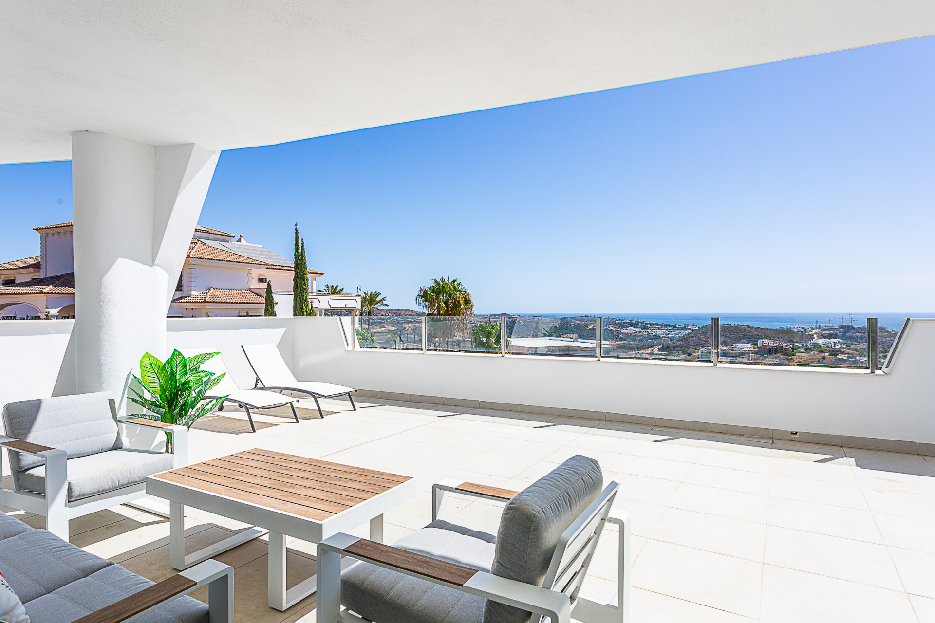 Elevated Ground-Floor Apartment with Sea Views, Calanova Golf — Calanova Golf