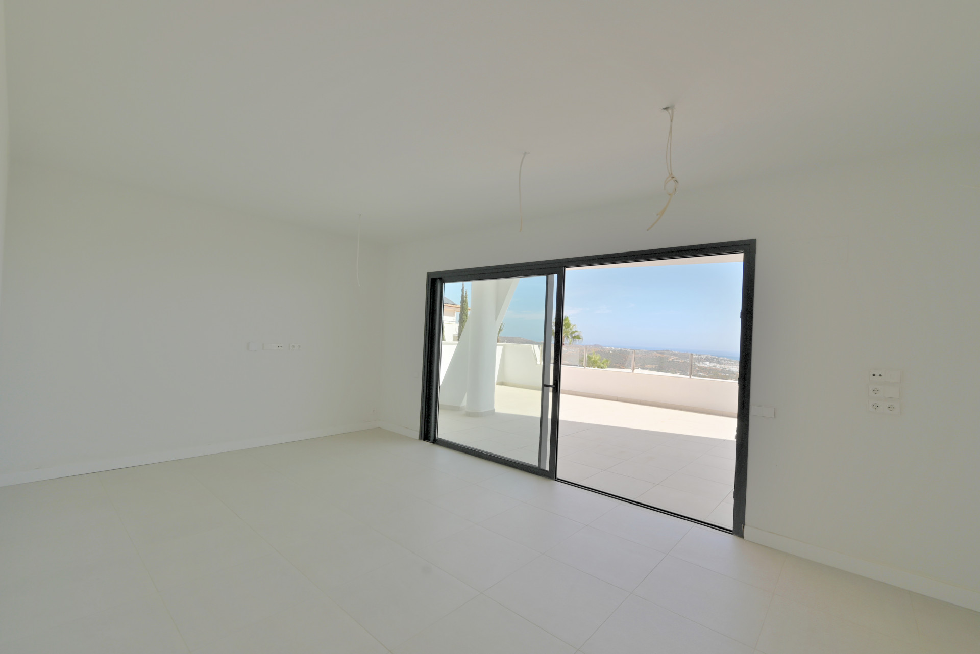 Elevated Ground-Floor Apartment with Sea Views, Calanova Golf — Calanova Golf