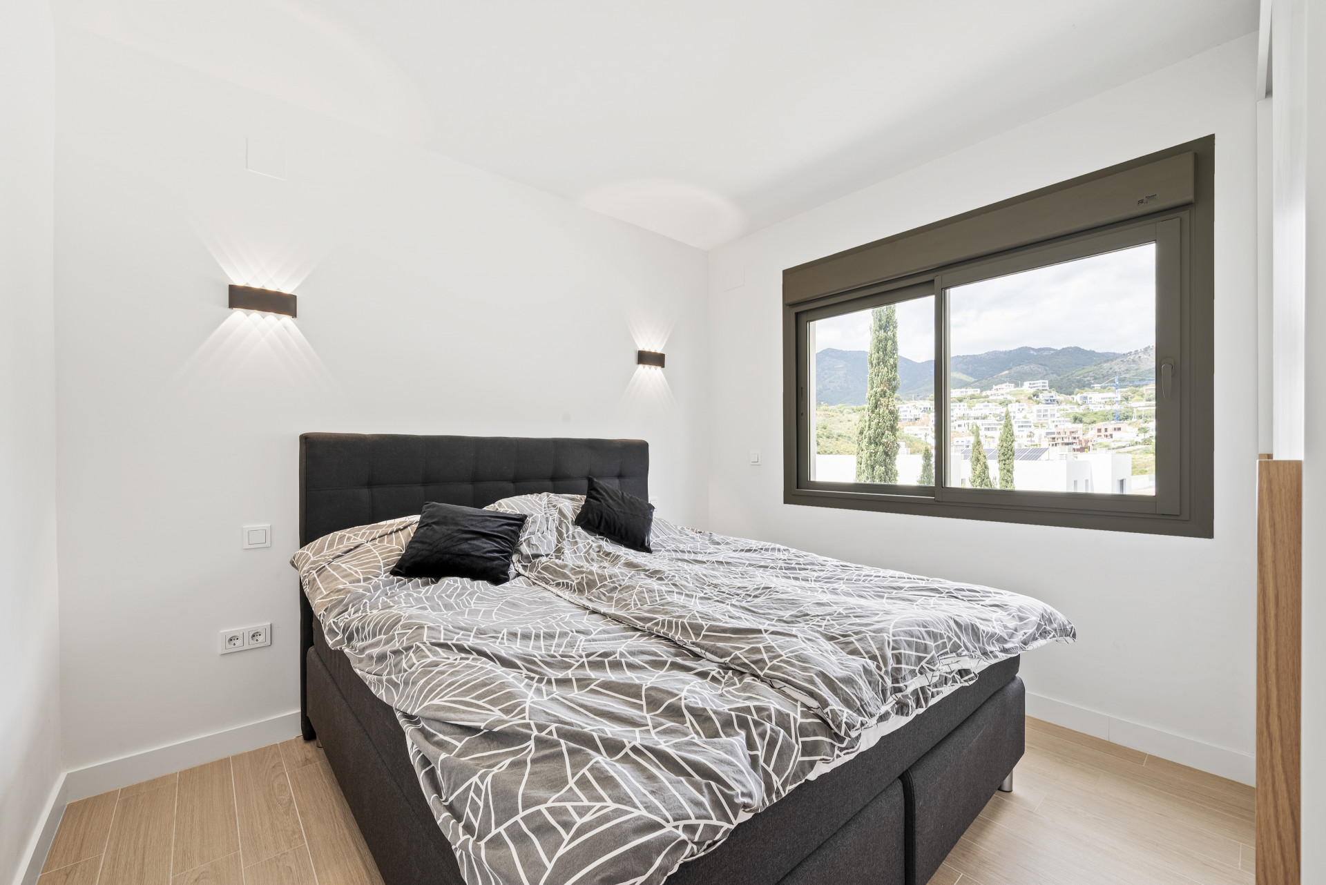 Luxury 3-Bed Semi-Detached House with Pool in Buena Vista, Mijas — Mijas