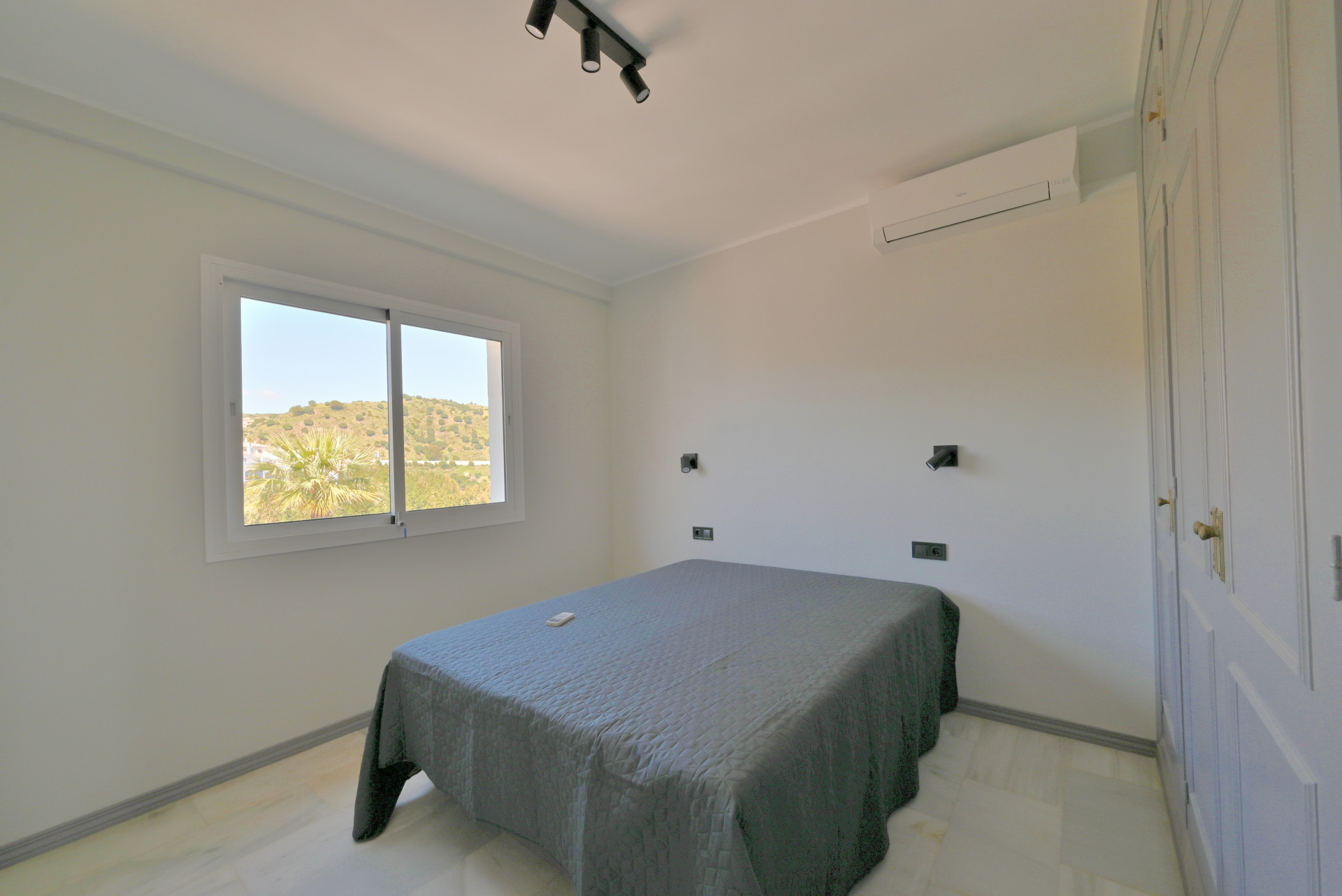 Renovated 2-Bed Sea View Apartment in Calahonda, Malaga — Calahonda