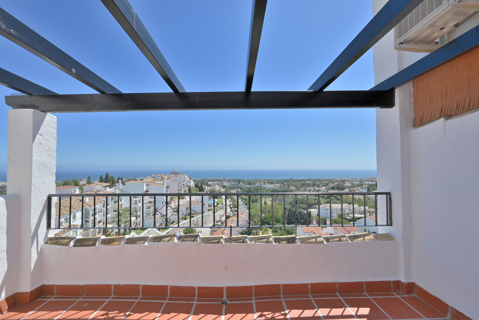 Renovated 2-Bed Sea View Apartment in Calahonda, Malaga — Calahonda