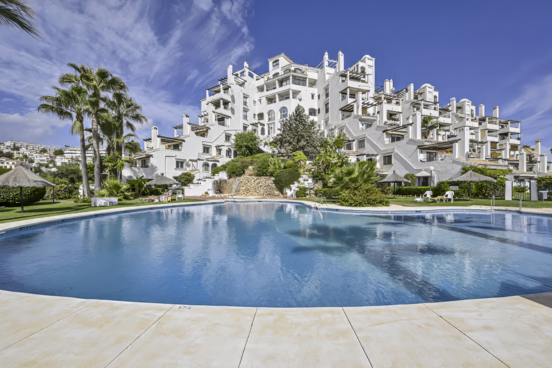 Apartamento reformado de 2 hab con vistas al mar y piscina en Calahonda — Calahonda