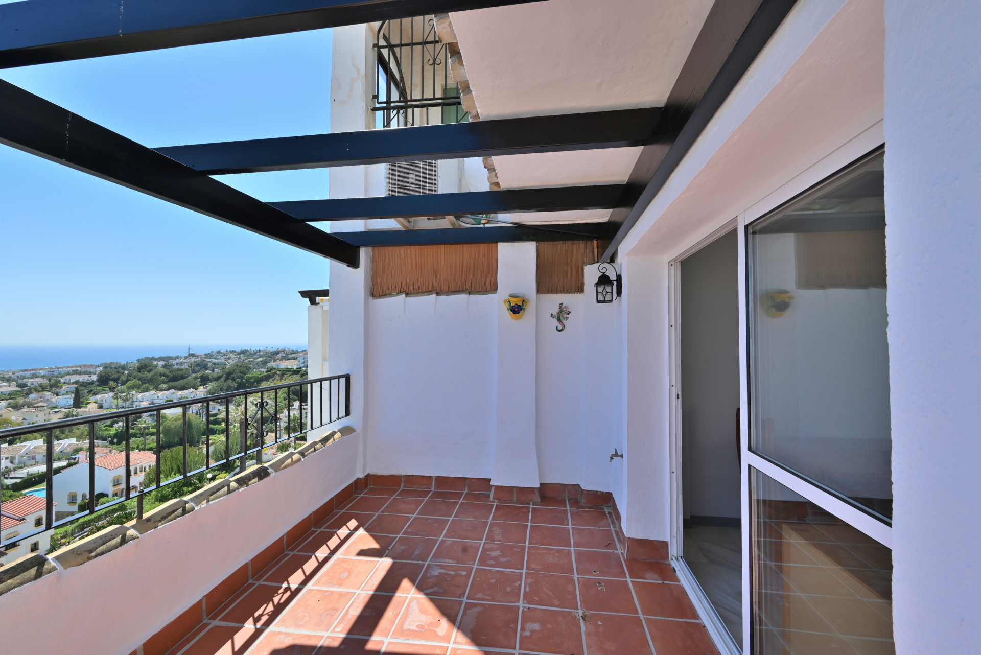 Renovated 2-Bed Sea View Apartment in Calahonda, Malaga — Calahonda