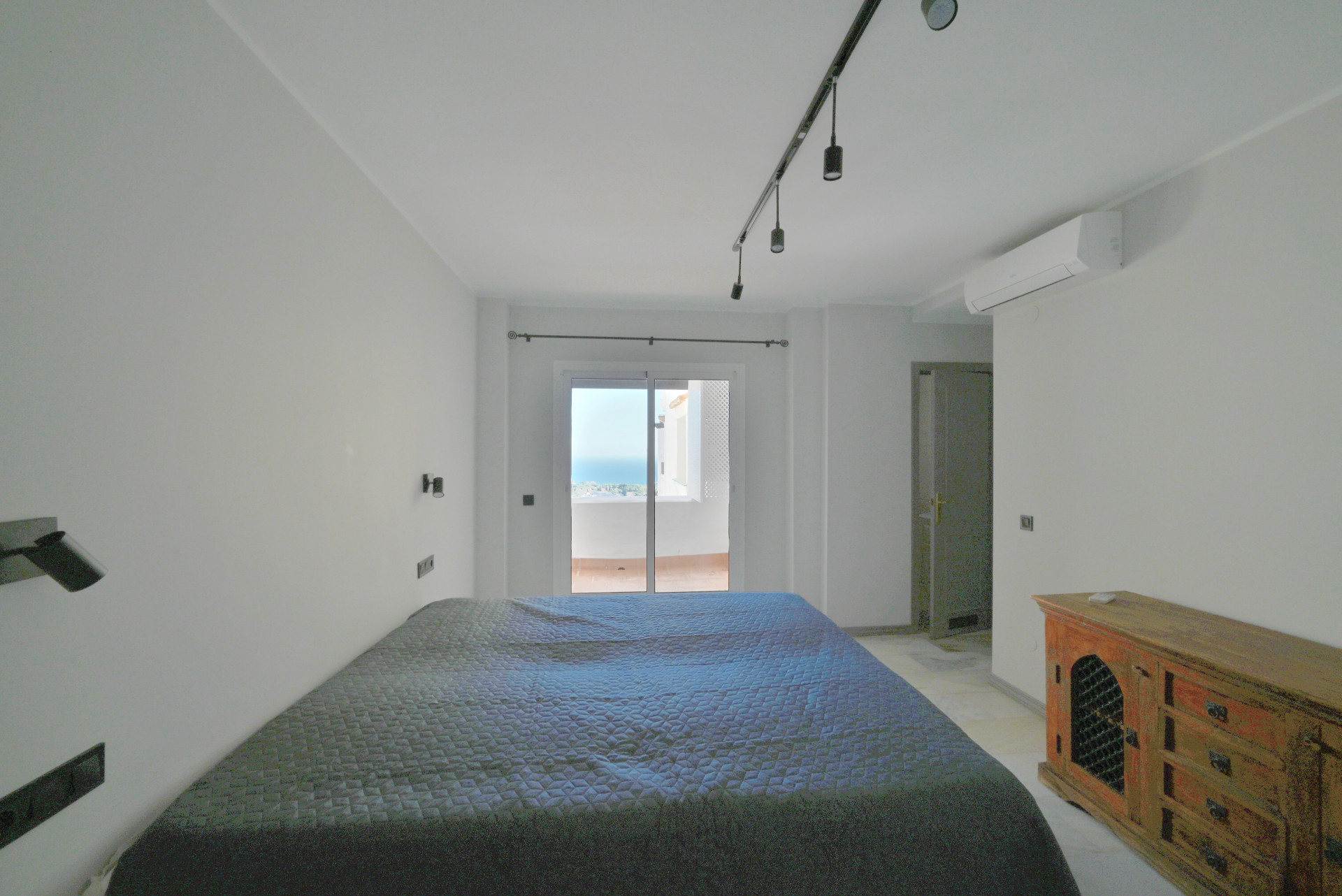 Renovated 2-Bed Sea View Apartment in Calahonda, Malaga — Calahonda