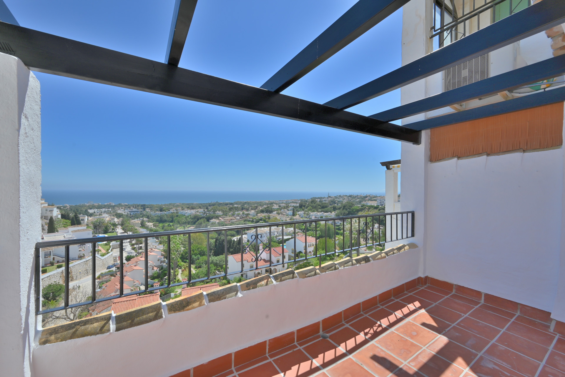 Renovated 2-Bed Sea View Apartment in Calahonda, Malaga — Calahonda