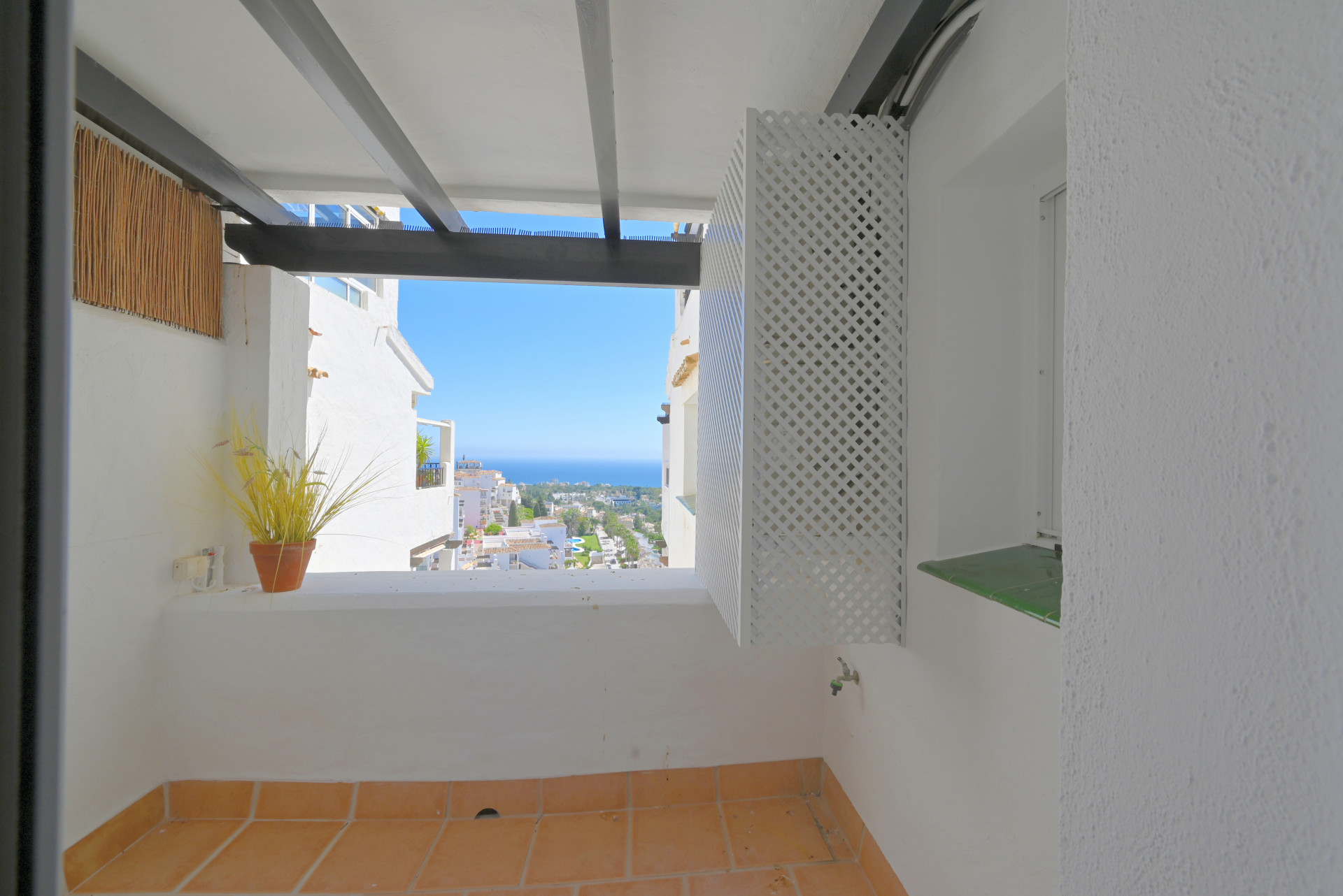 Renovated 2-Bed Sea View Apartment in Calahonda, Malaga — Calahonda