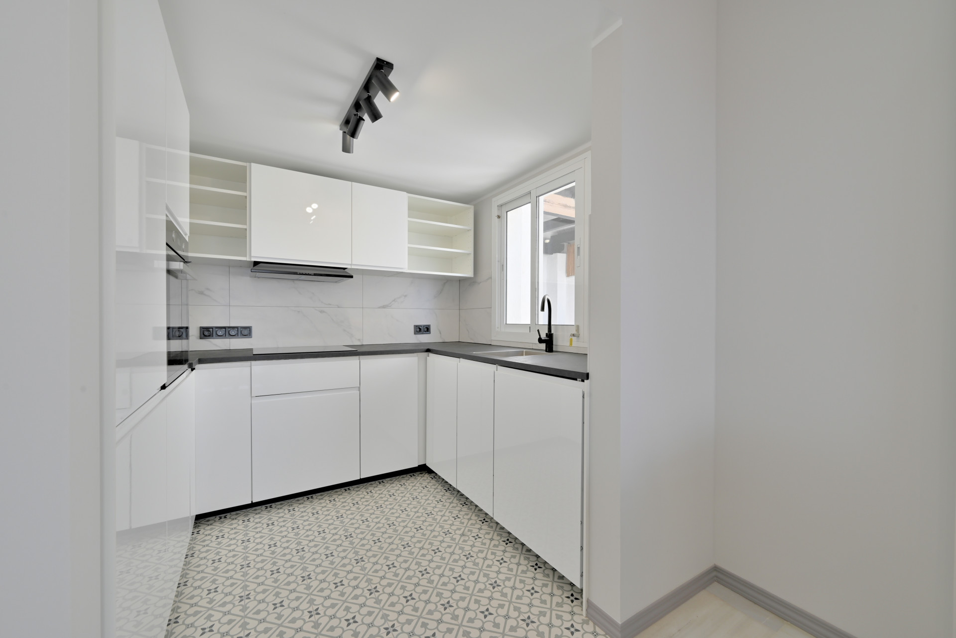 Renovated 2-Bed Sea View Apartment in Calahonda, Malaga — Calahonda