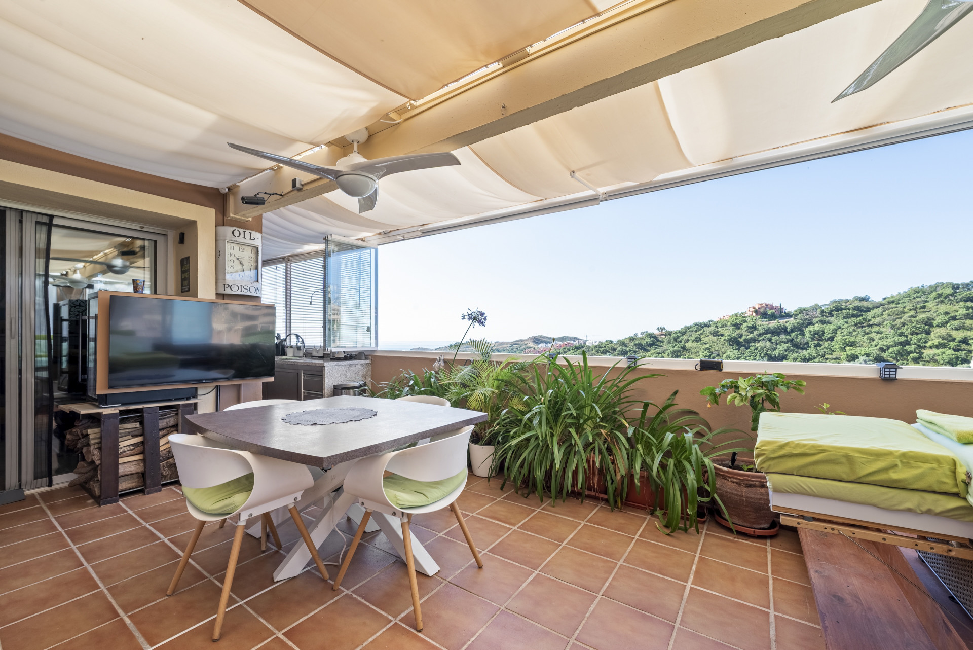 2-Bed Penthouse with Sea Views, La Mairena, Marbella East — Marbella Este - La Mairena
