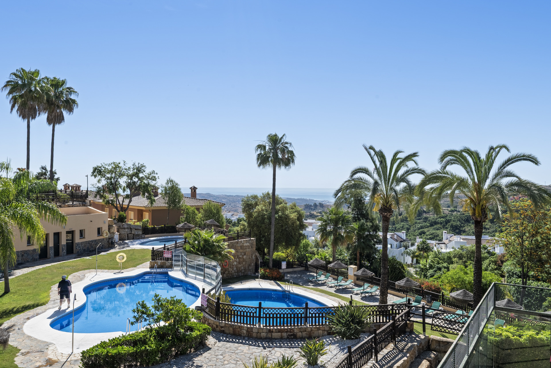 Elegantes Penthouse mit 2 Schlafzimmern und Meerblick in La Mairena, Marbella Ost — Marbella Este - La Mairena