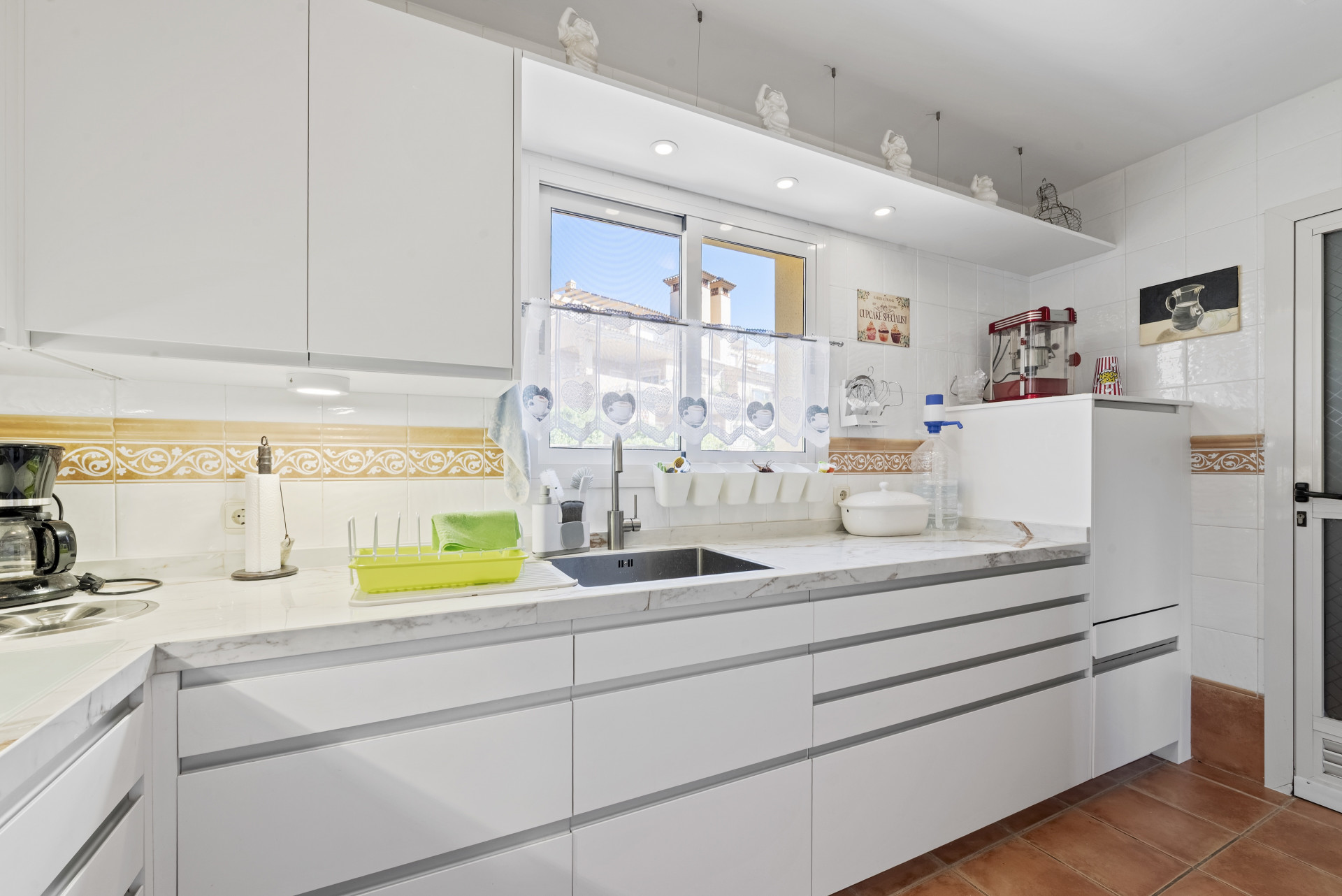 2-Bed Penthouse with Sea Views, La Mairena, Marbella East — Marbella Este - La Mairena