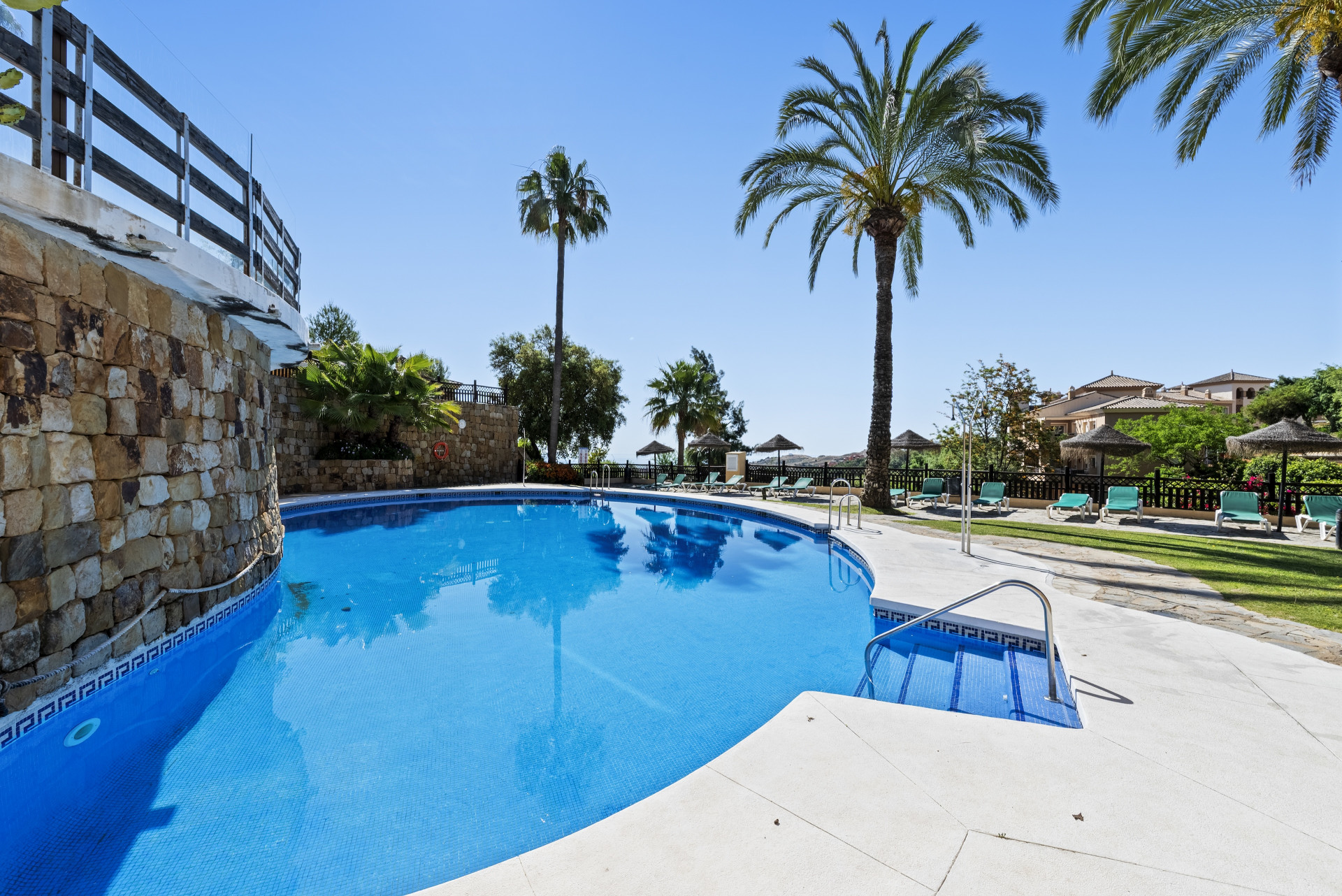 2-Bed Penthouse with Sea Views, La Mairena, Marbella East — Marbella Este - La Mairena