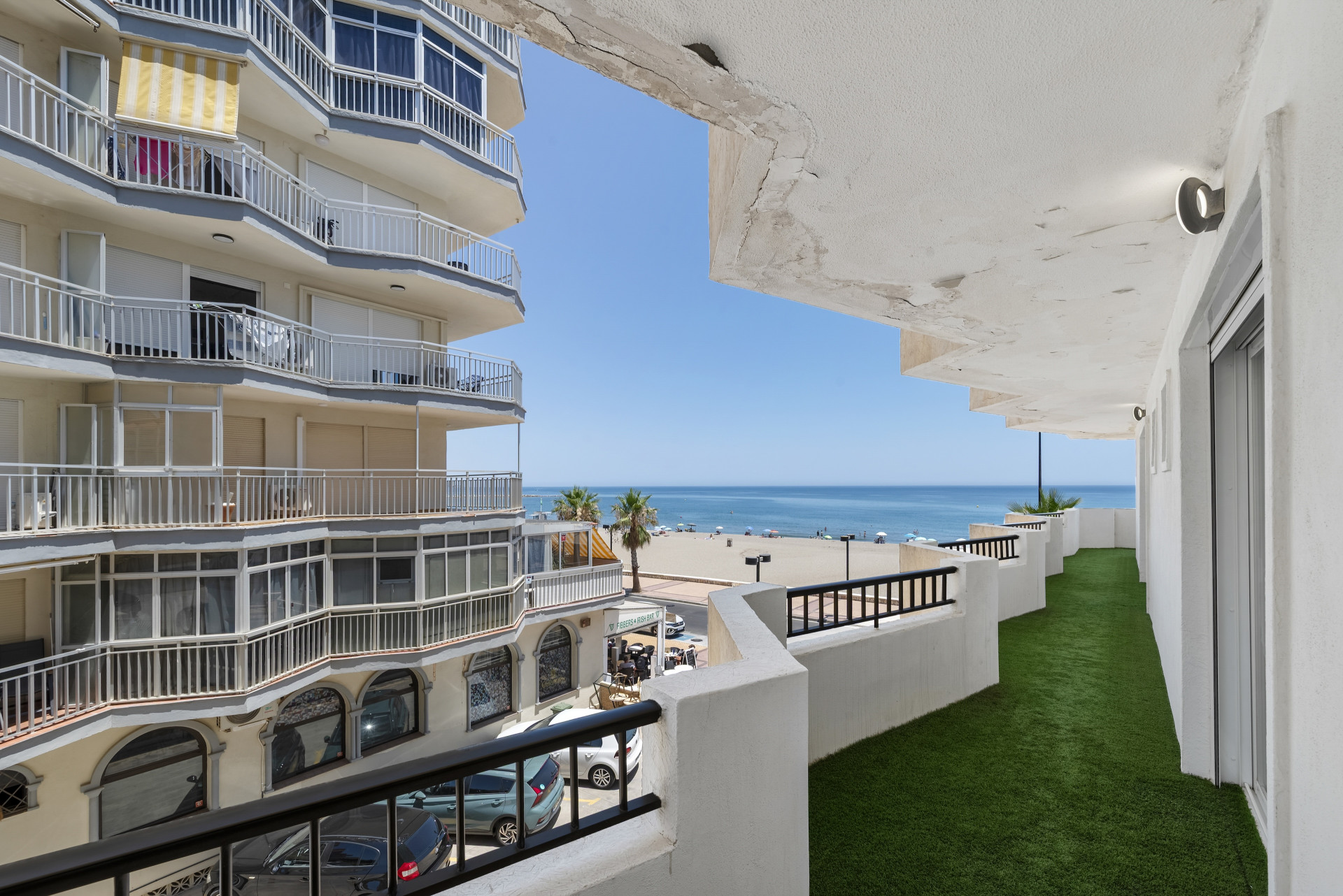 Refurbished 2-Bed Beachfront Apartment in Fuengirola, Malaga — Fuengirola