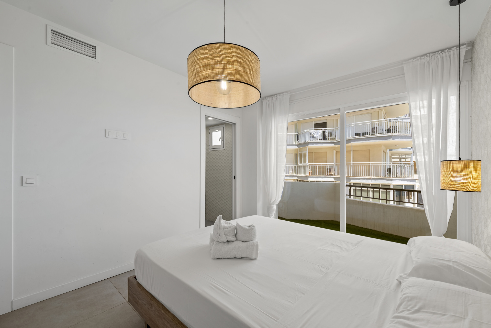 Refurbished 2-Bed Beachfront Apartment in Fuengirola, Malaga — Fuengirola