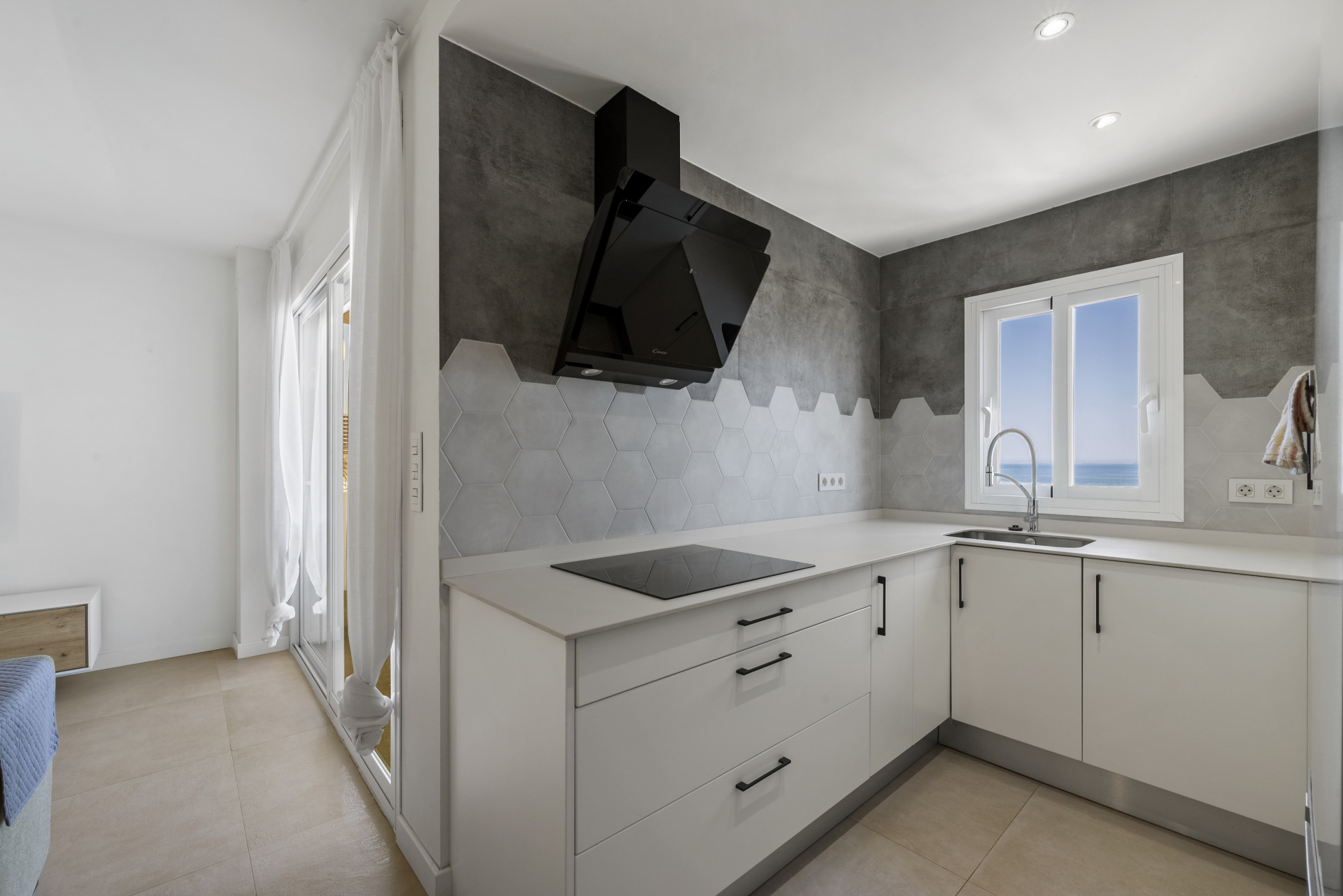 Refurbished 2-Bed Beachfront Apartment in Fuengirola, Malaga — Fuengirola