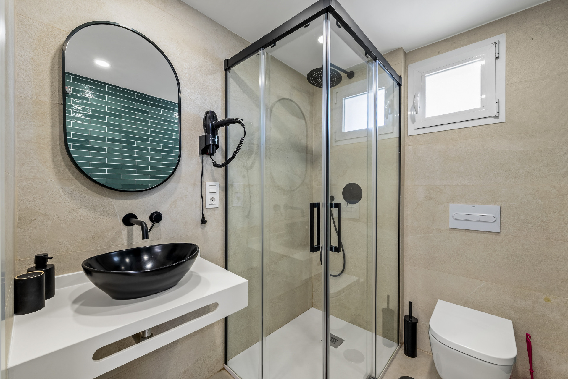 Refurbished 2-Bed Beachfront Apartment in Fuengirola, Malaga — Fuengirola