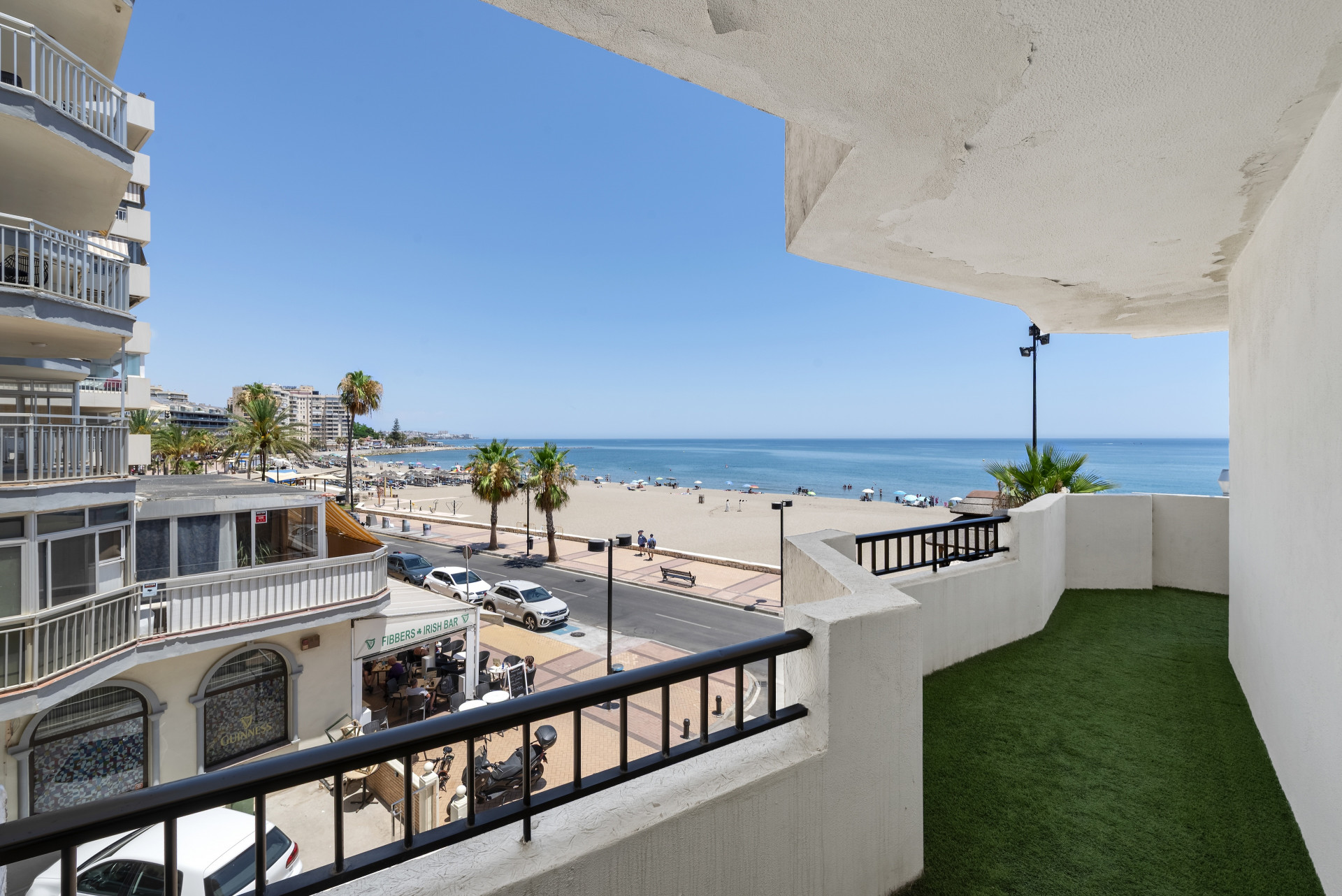 Refurbished 2-Bed Beachfront Apartment in Fuengirola, Malaga — Fuengirola