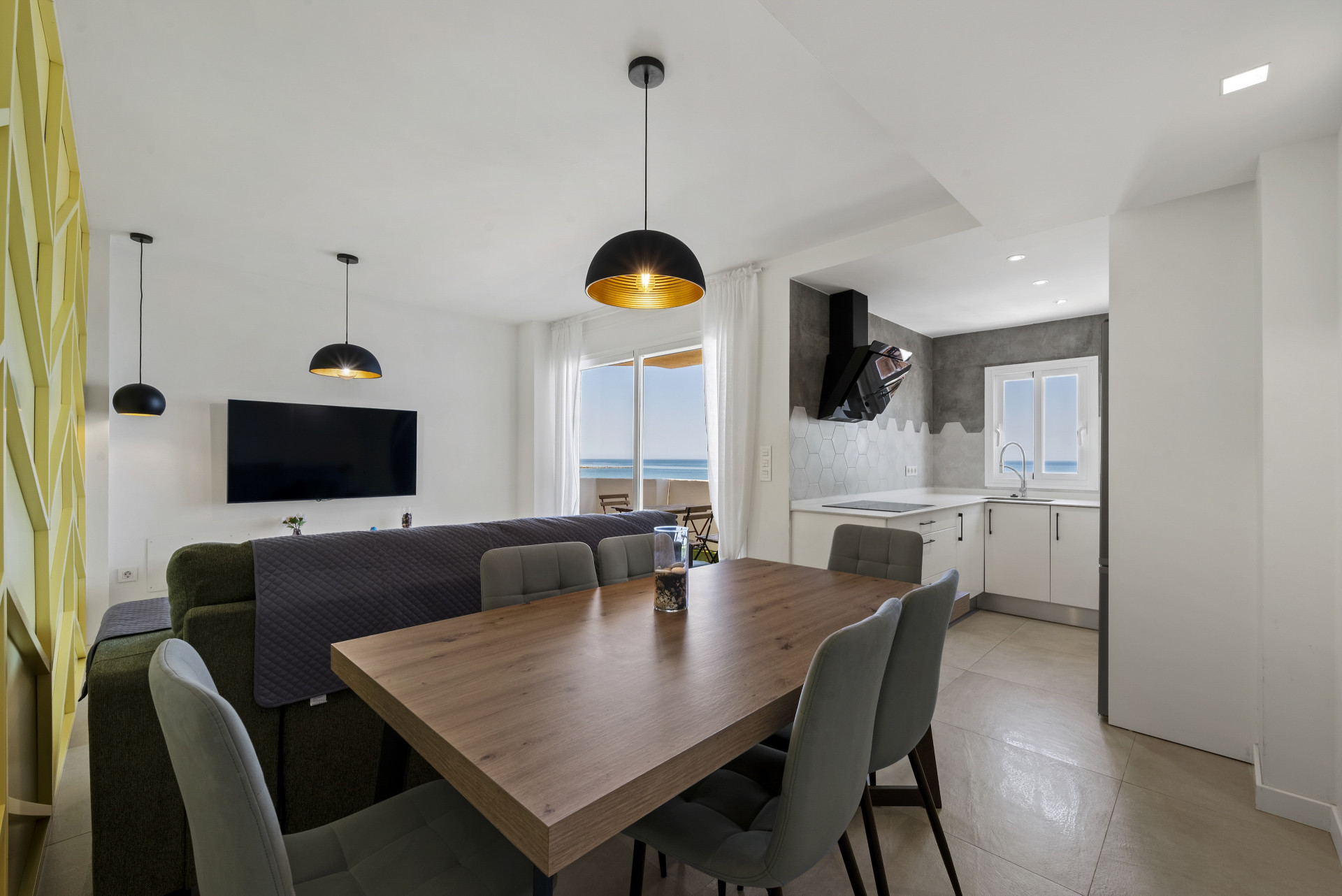 Refurbished 2-Bed Beachfront Apartment in Fuengirola, Malaga — Fuengirola