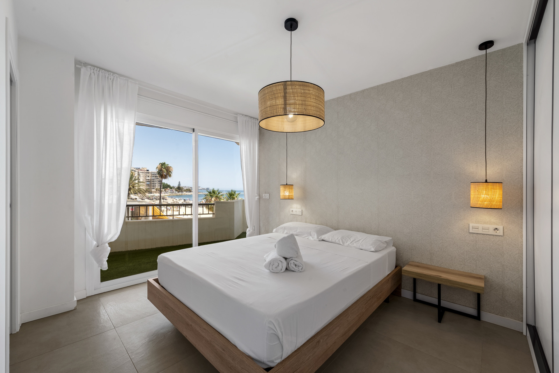 Refurbished 2-Bed Beachfront Apartment in Fuengirola, Malaga — Fuengirola