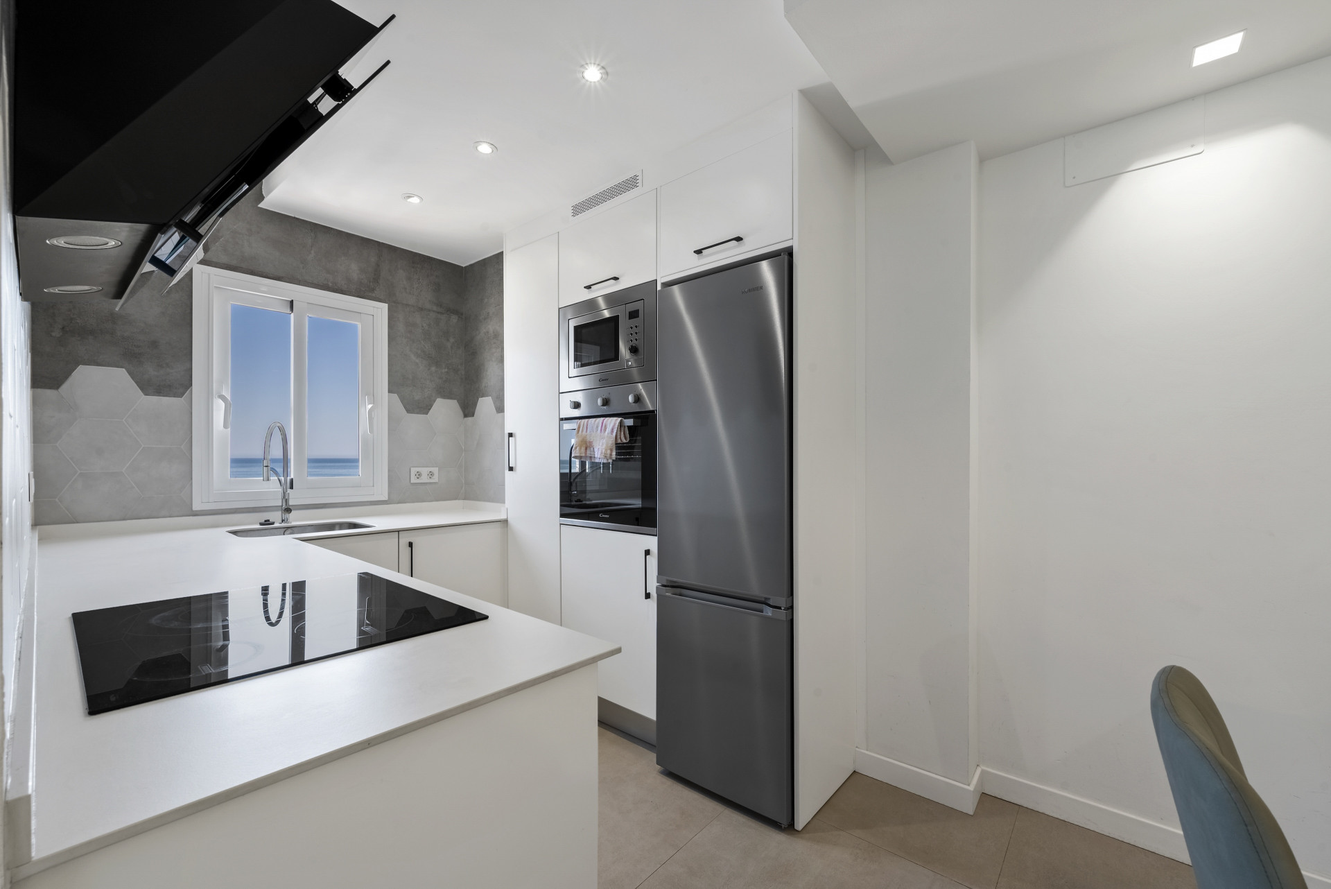 Refurbished 2-Bed Beachfront Apartment in Fuengirola, Malaga — Fuengirola