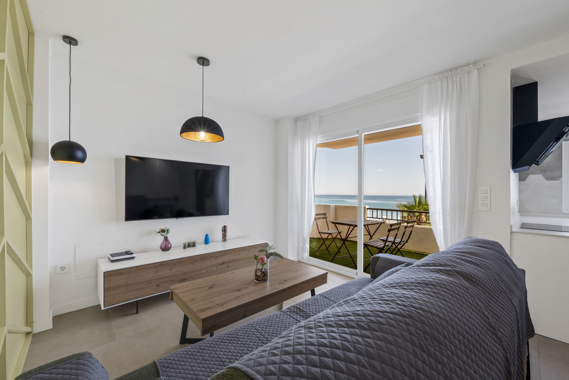 Refurbished 2-Bed Beachfront Apartment in Fuengirola, Malaga — Fuengirola