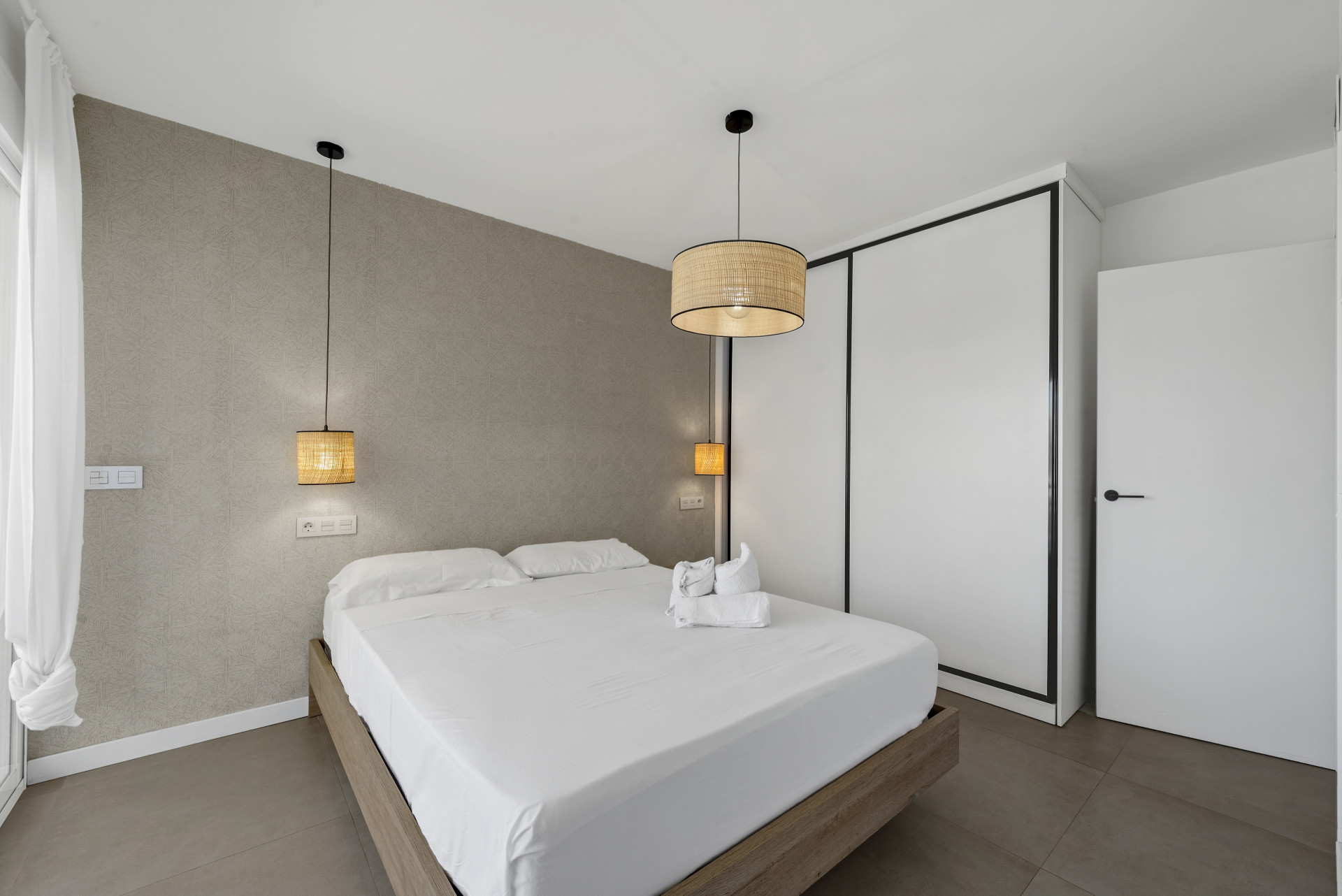 Refurbished 2-Bed Beachfront Apartment in Fuengirola, Malaga — Fuengirola