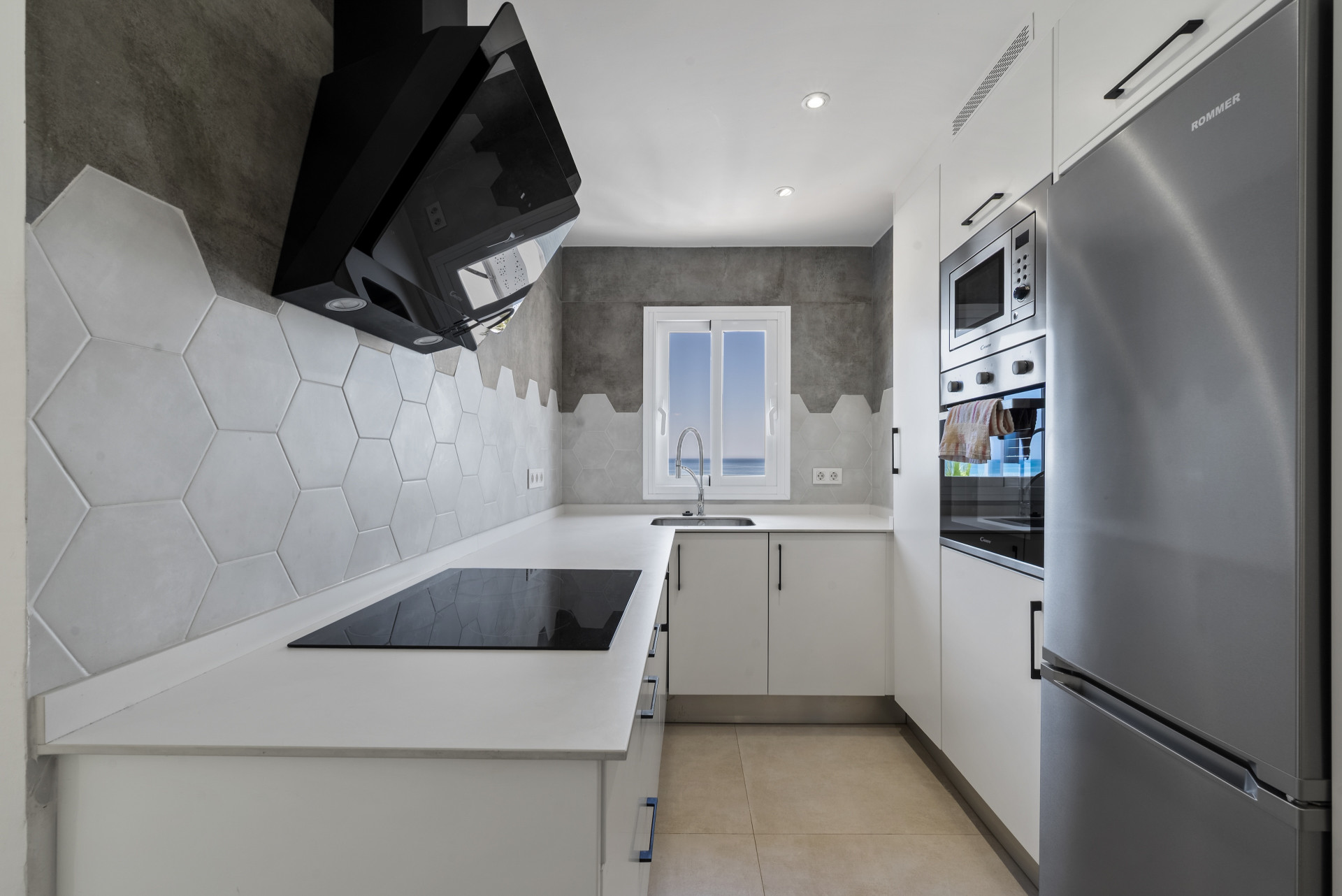 Refurbished 2-Bed Beachfront Apartment in Fuengirola, Malaga — Fuengirola