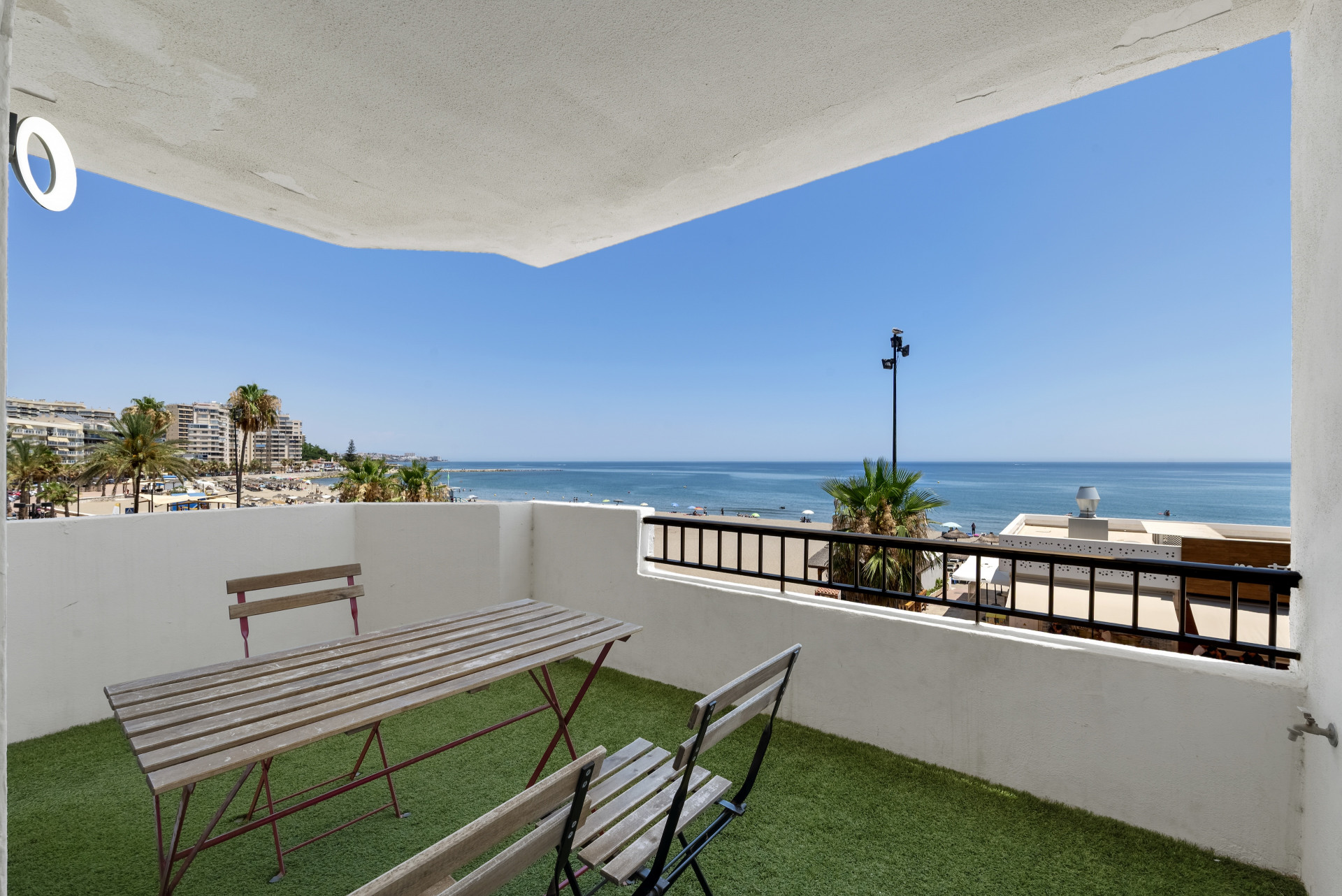 Refurbished Beachfront 2-Bed Apartment in Torreblanca, Fuengirola — Fuengirola