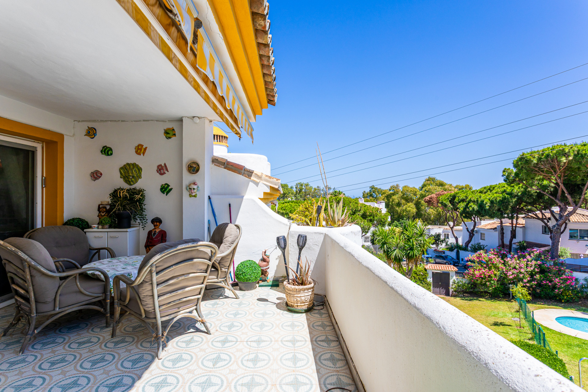 2-Bed Penthouse with Solarium & Sea Views, Lower Calahonda — Calahonda