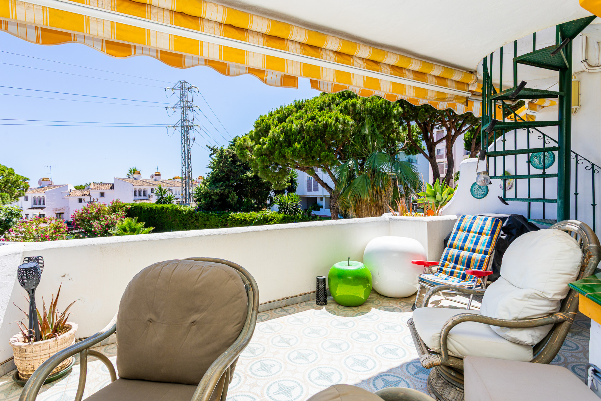 2-Bed Penthouse with Solarium & Sea Views, Lower Calahonda — Calahonda
