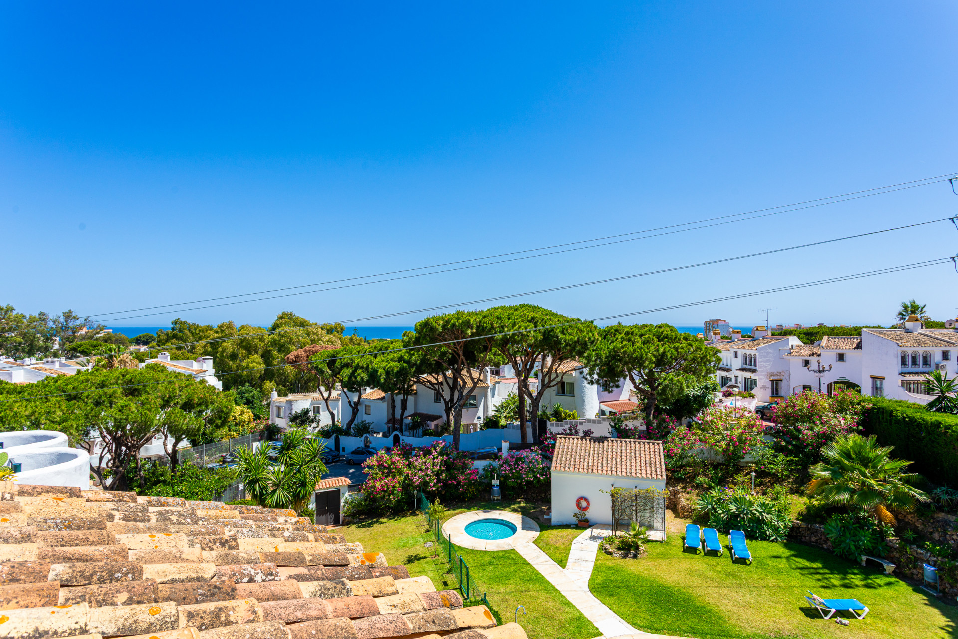 2-Bed Penthouse with Solarium & Sea Views, Lower Calahonda — Calahonda