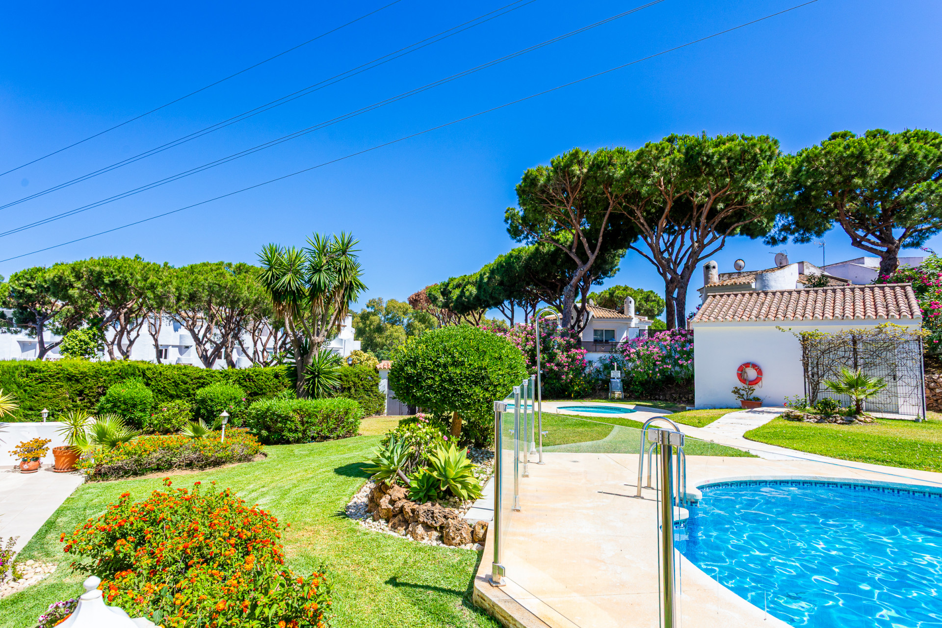 2-Bed Penthouse with Solarium & Sea Views, Lower Calahonda — Calahonda