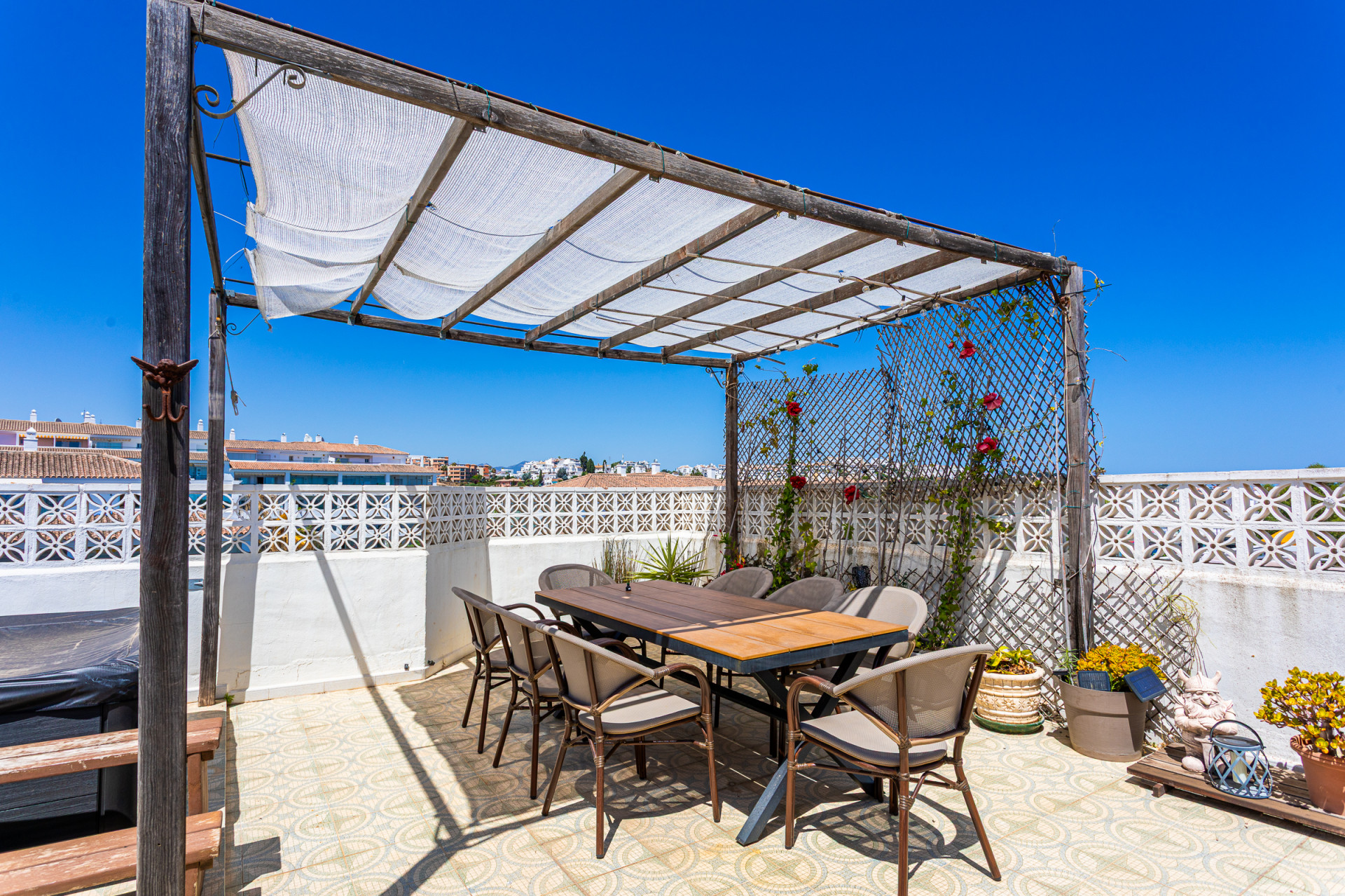 2-Bed Penthouse with Solarium & Sea Views, Lower Calahonda — Calahonda