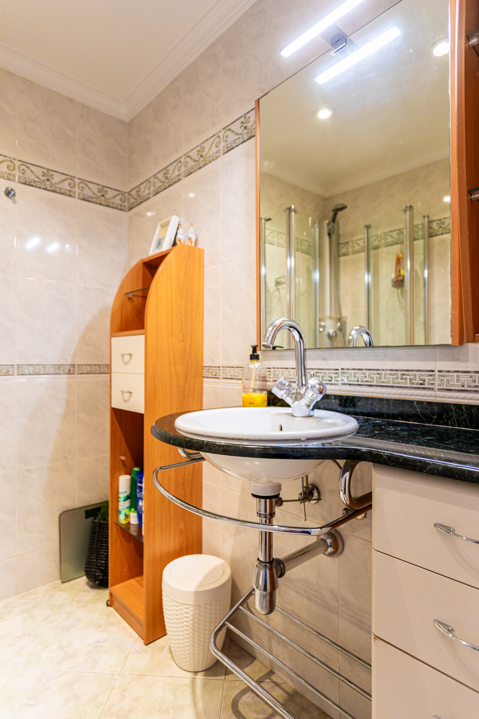 2-Bed Penthouse with Solarium & Sea Views, Lower Calahonda — Calahonda