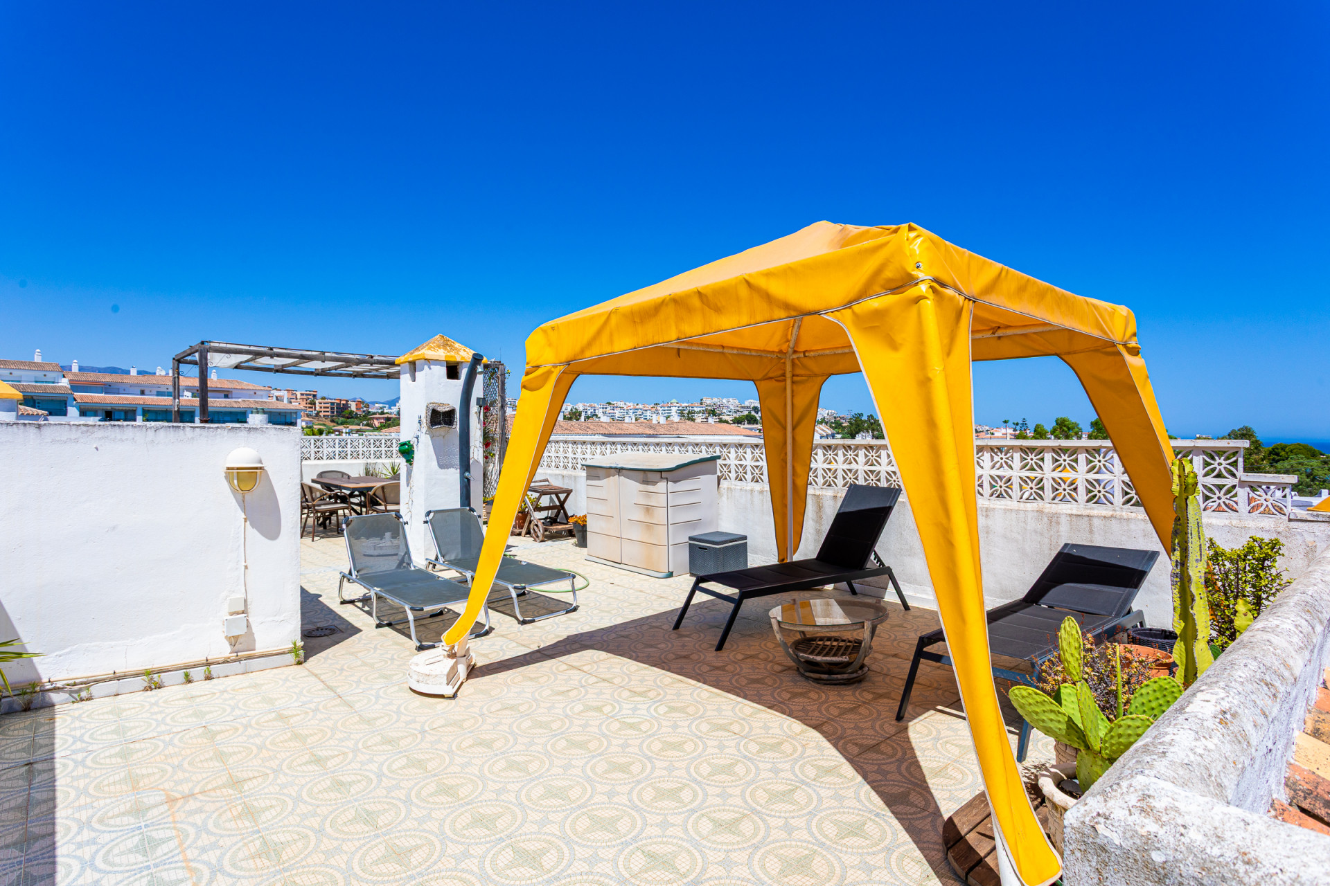 2-Bed Penthouse with Solarium & Sea Views, Lower Calahonda — Calahonda