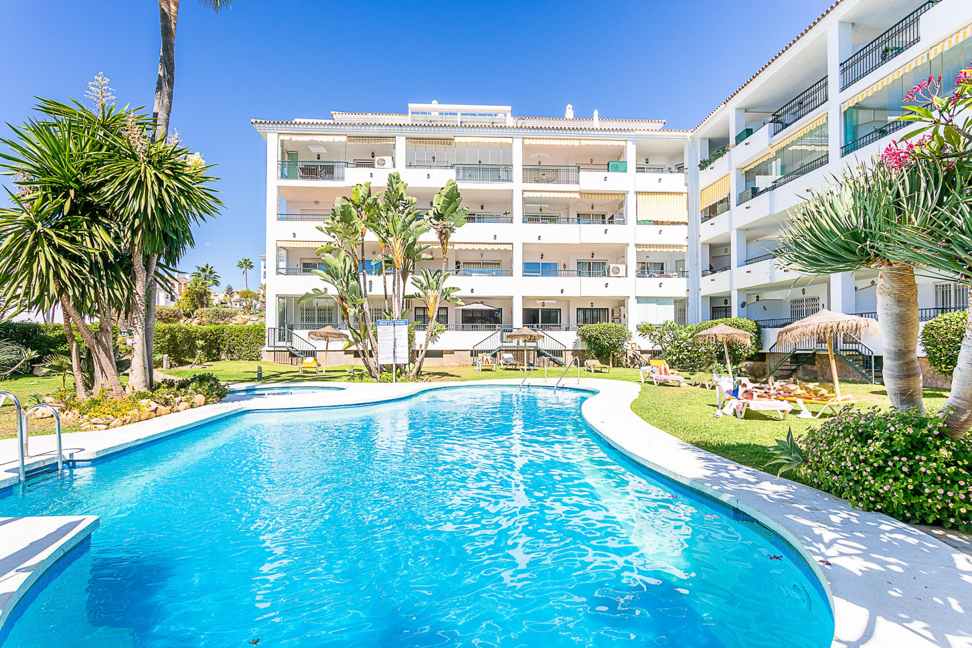 Two-Bedroom Apartment with Pool Views in Calahonda, Malaga — Calahonda