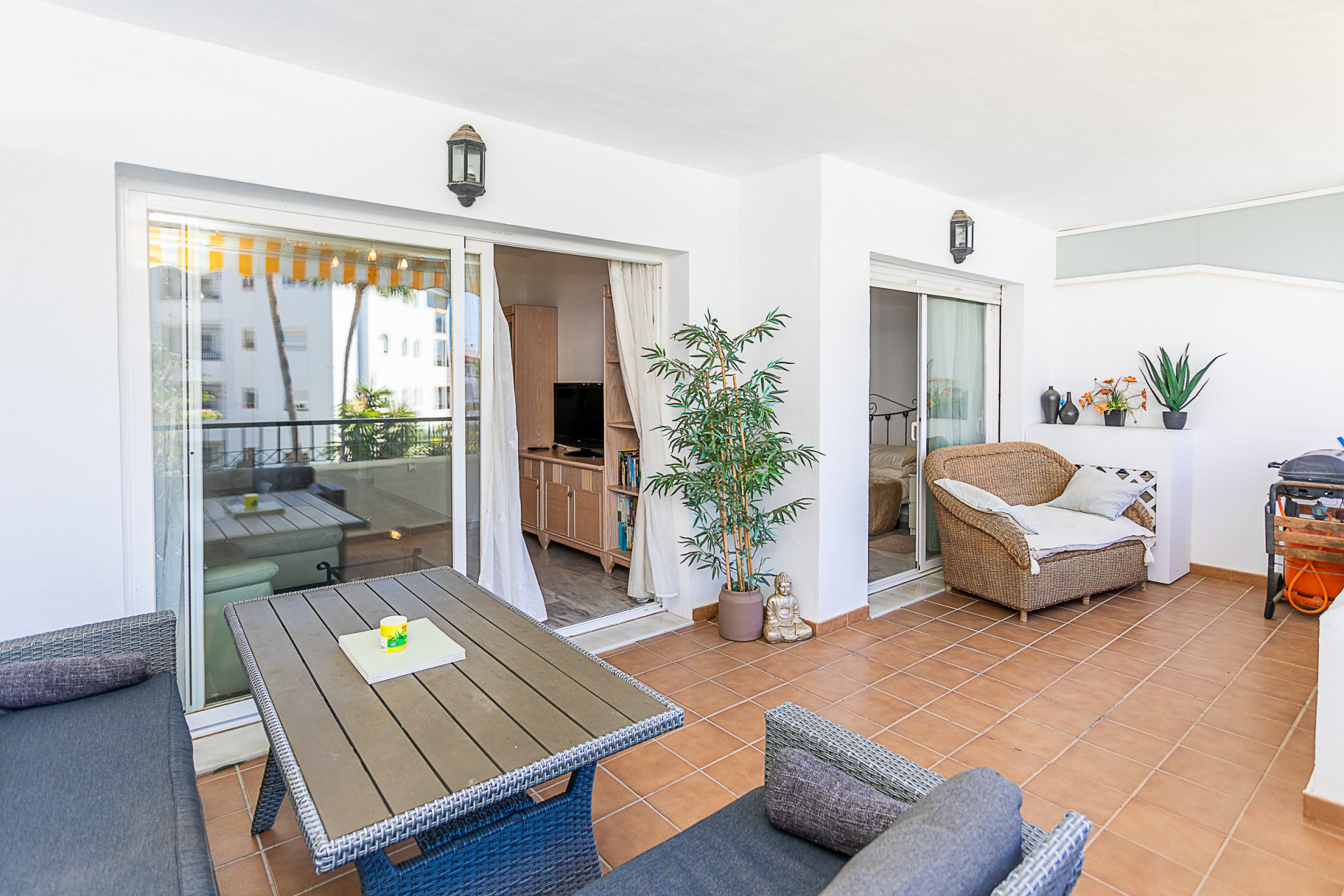 Two-Bedroom Apartment with Pool Views in Calahonda, Malaga — Calahonda