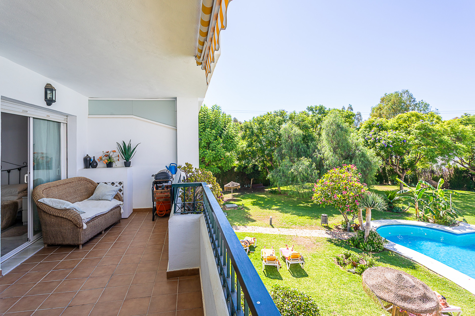 Two-Bedroom Apartment with Pool Views in Calahonda, Malaga — Calahonda