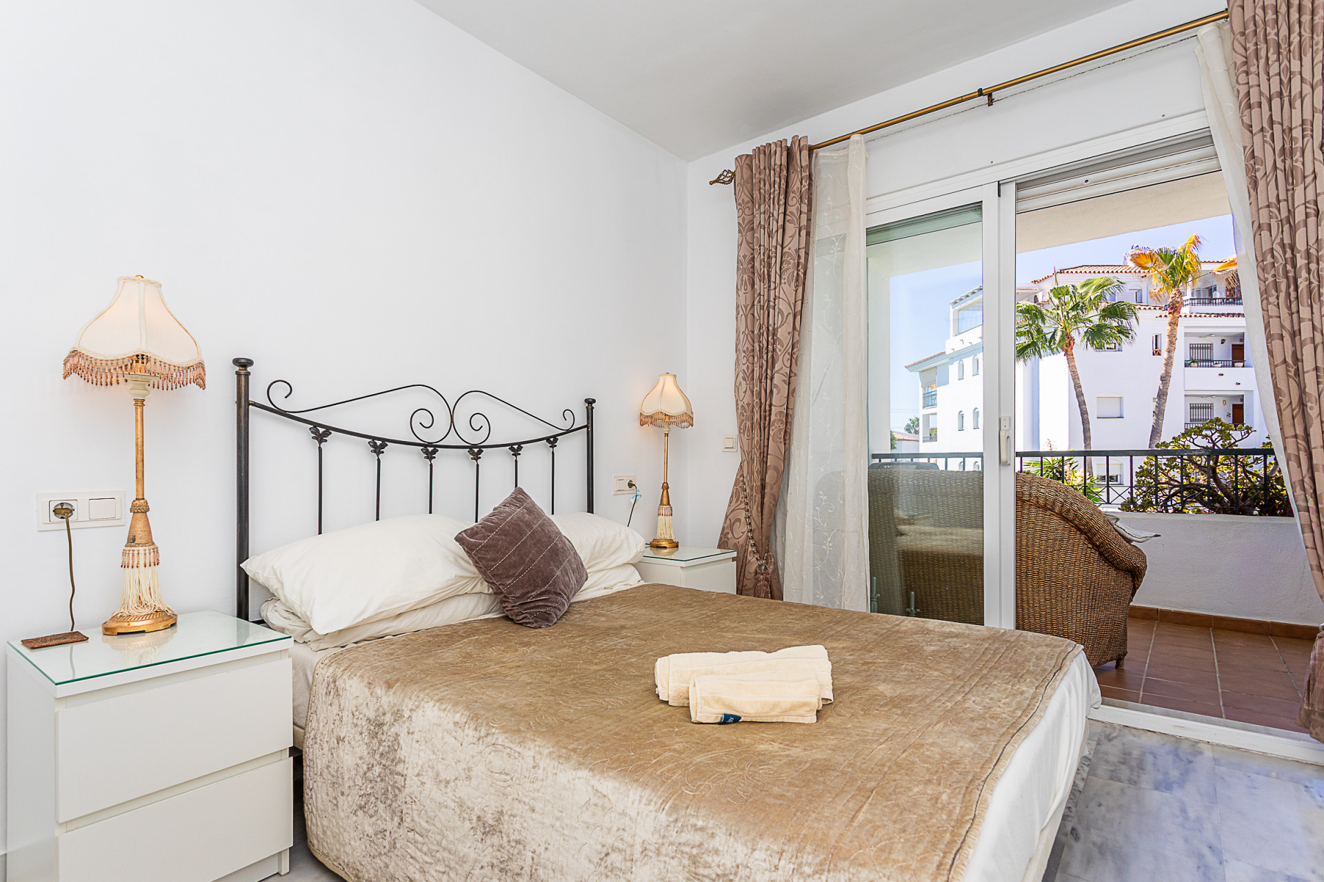 Two-Bedroom Apartment with Pool Views in Calahonda, Malaga — Calahonda