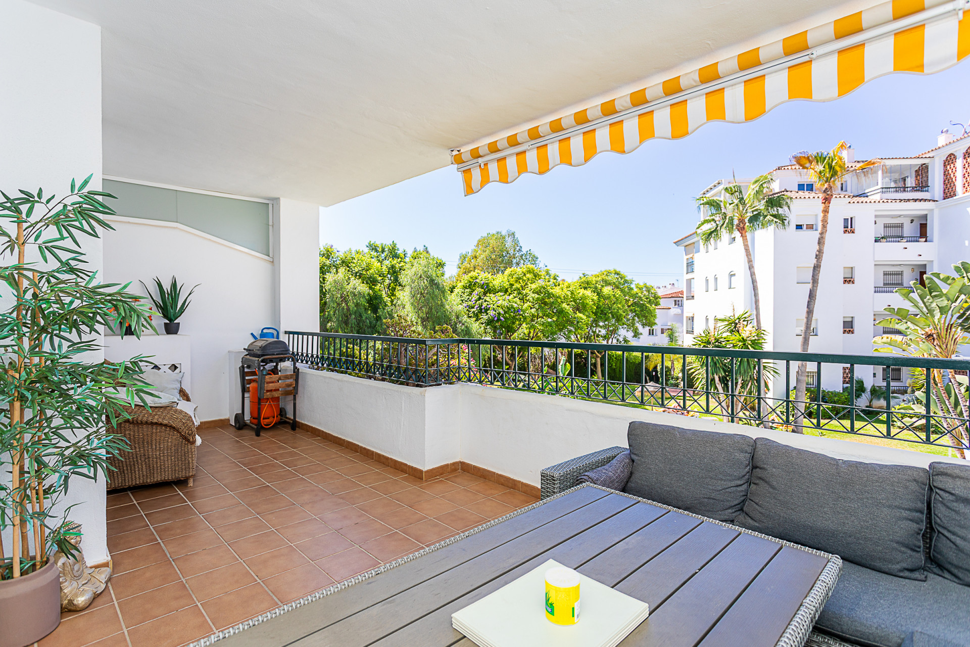 Two-Bedroom Apartment with Pool Views in Calahonda, Malaga — Calahonda