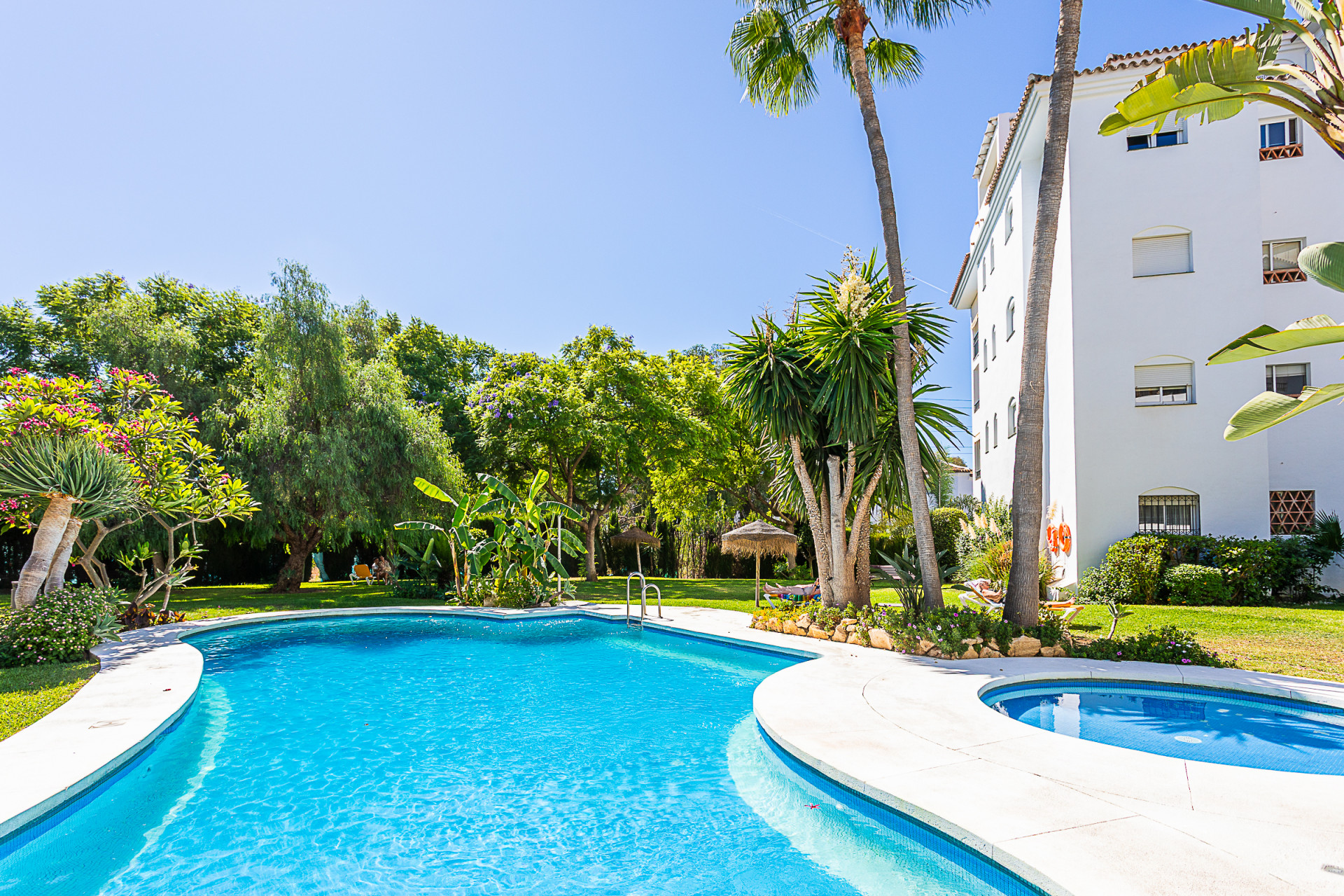 Two-Bedroom Apartment with Pool Views in Calahonda, Malaga — Calahonda