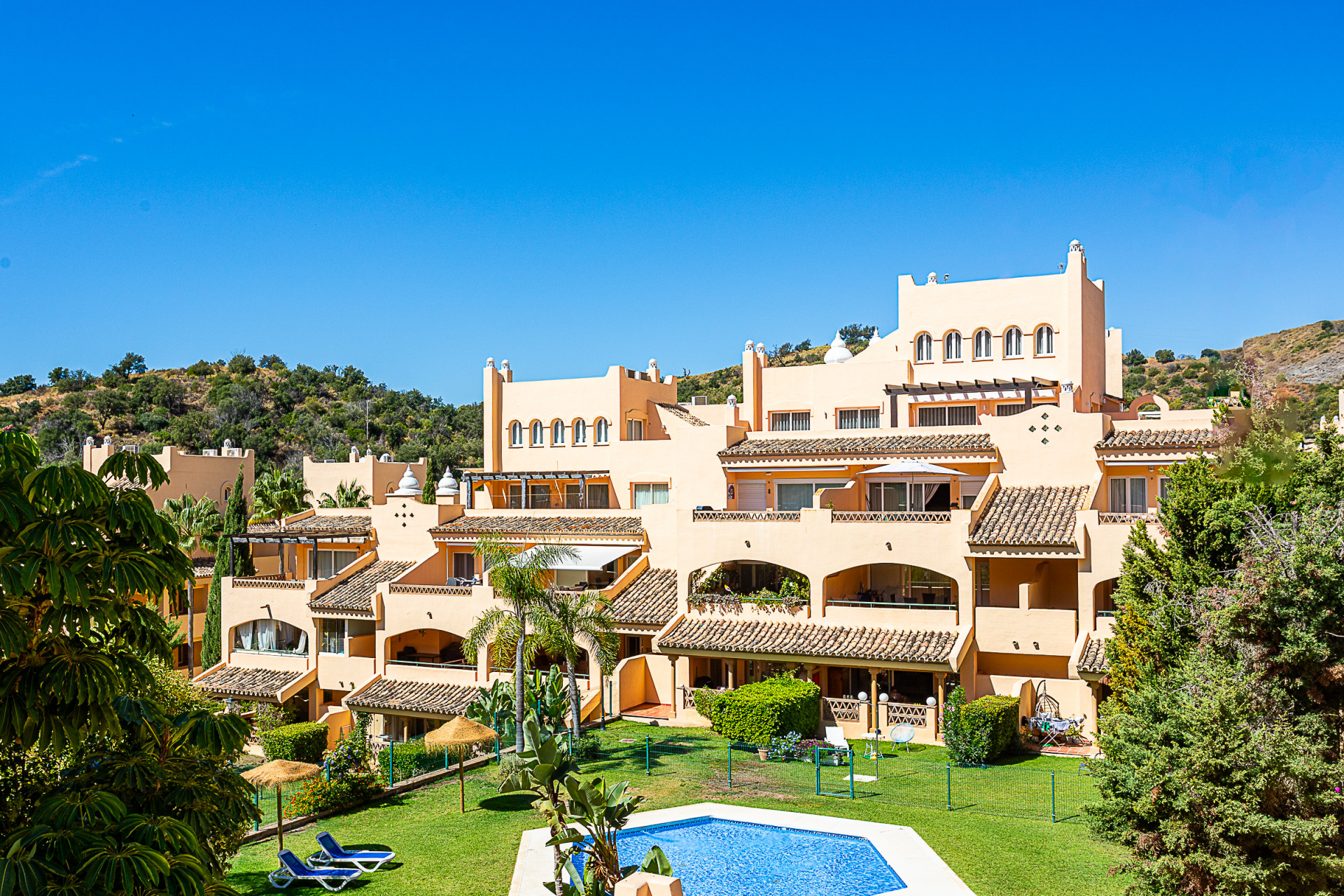 Turnkey 3-Bed Penthouse with Terrace & Pool in Marbella Este - Elviria — Marbella Este - Elviria