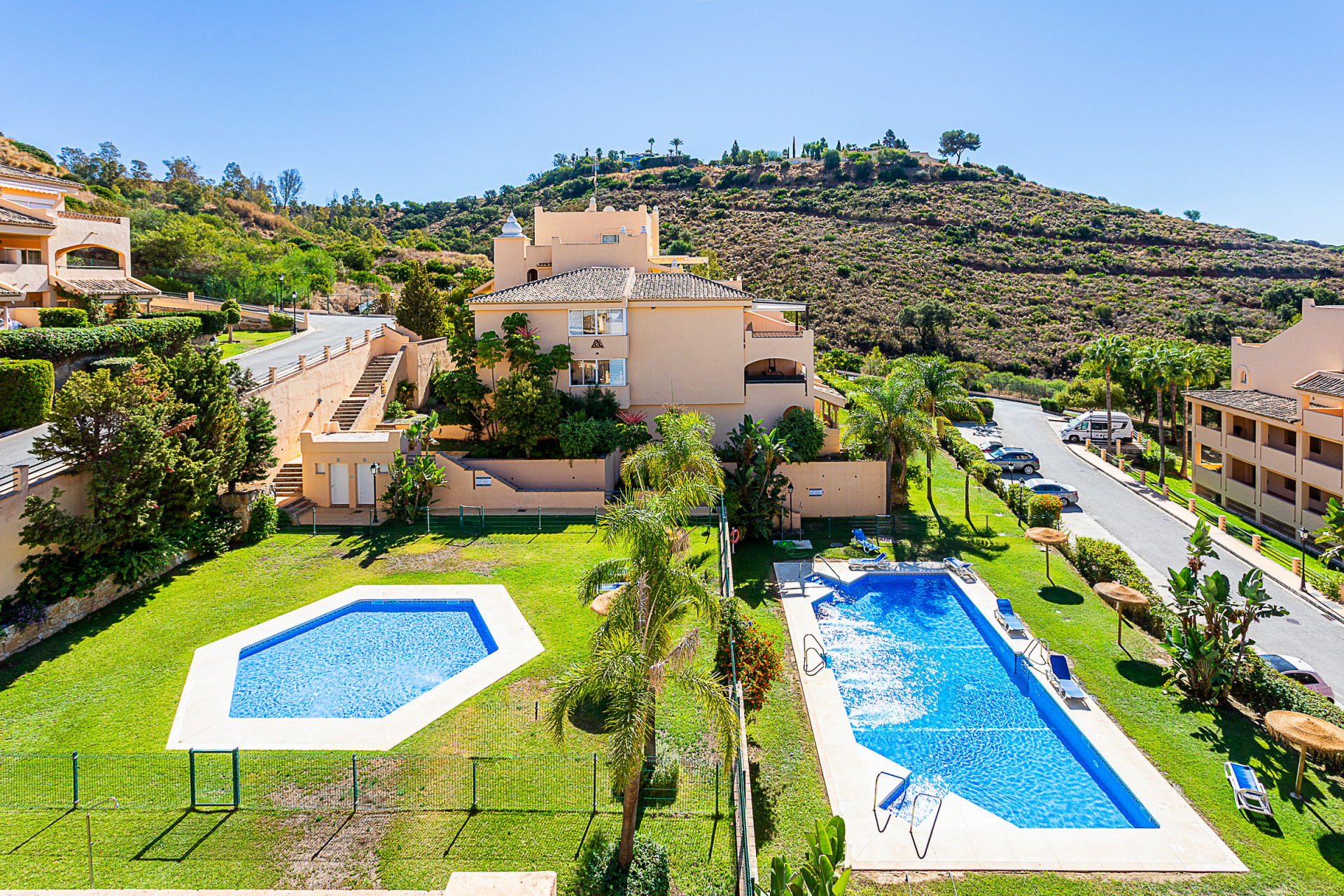 Turnkey 3-Bed Penthouse with Terrace & Pool in Marbella Este - Elviria — Marbella Este - Elviria