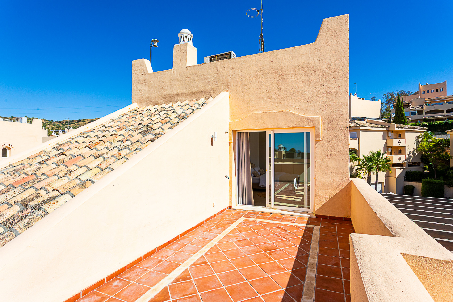 Turnkey 3-Bed Penthouse with Terrace & Pool in Marbella Este - Elviria — Marbella Este - Elviria