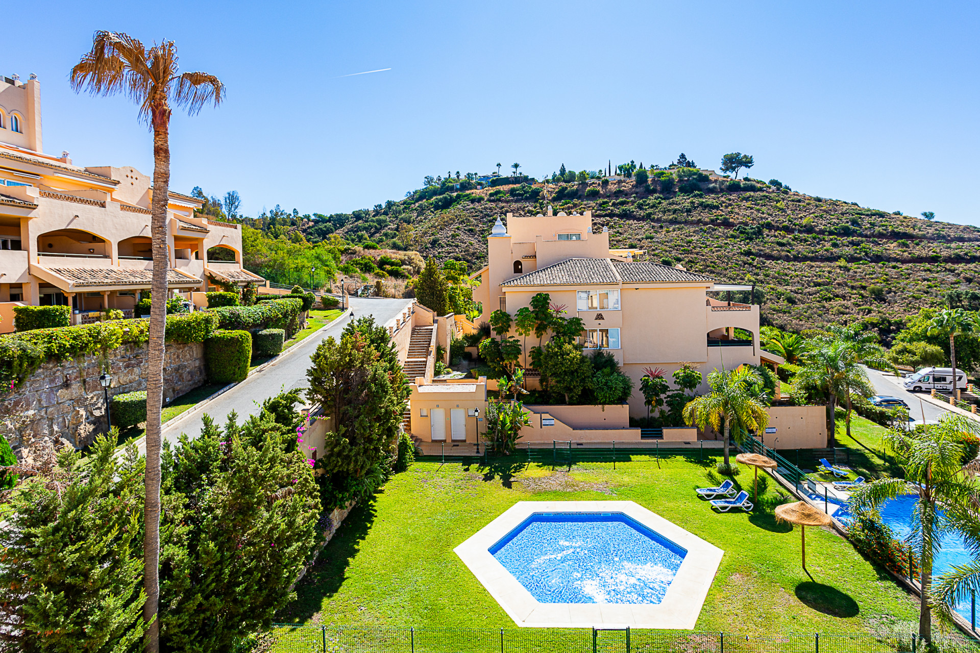 Turnkey 3-Bed Penthouse with Terrace & Pool in Marbella Este - Elviria — Marbella Este - Elviria