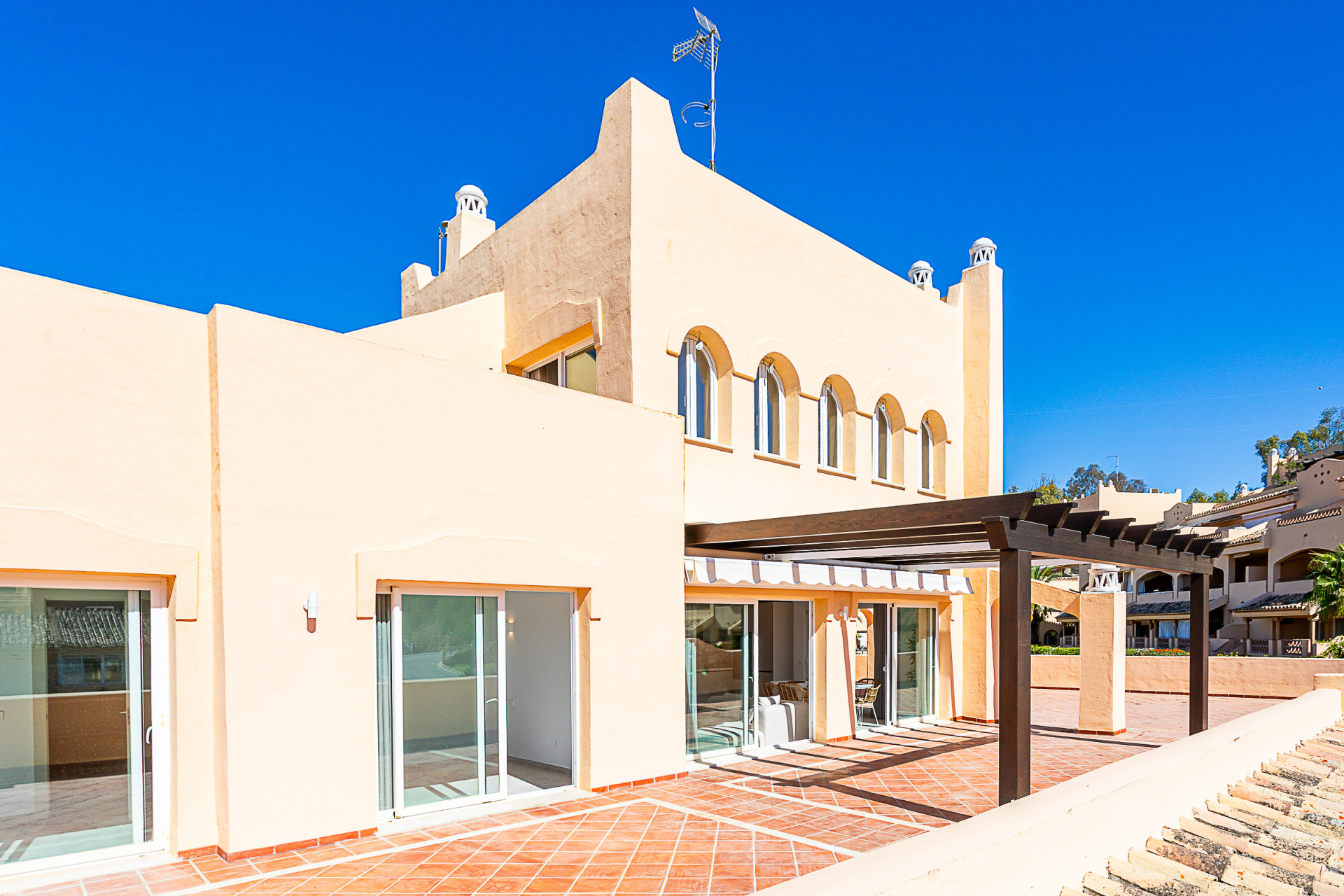 Turnkey 3-Bed Penthouse with Terrace & Pool in Marbella Este - Elviria — Marbella Este - Elviria
