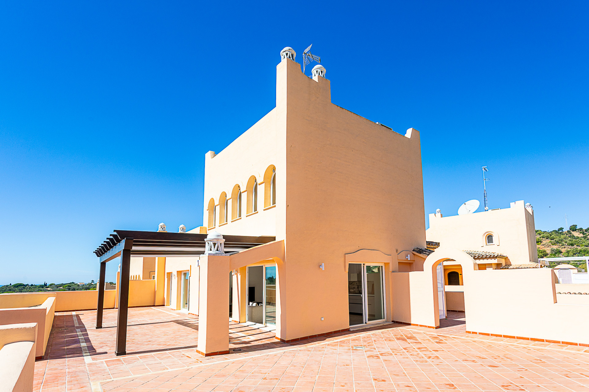 Turnkey 3-Bed Penthouse with Terrace & Pool in Marbella Este - Elviria — Marbella Este - Elviria