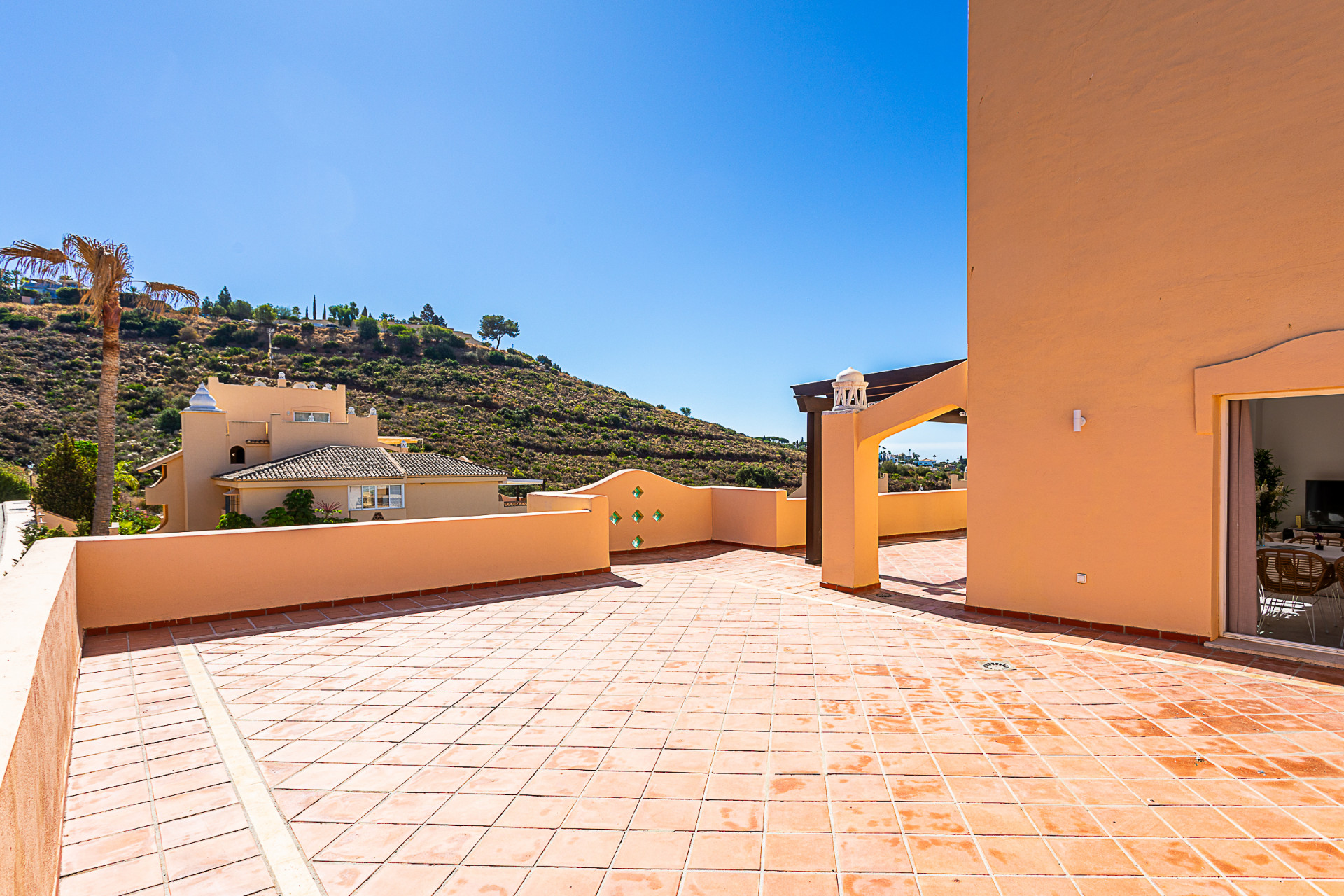 Turnkey 3-Bed Penthouse with Terrace & Pool in Marbella Este - Elviria — Marbella Este - Elviria
