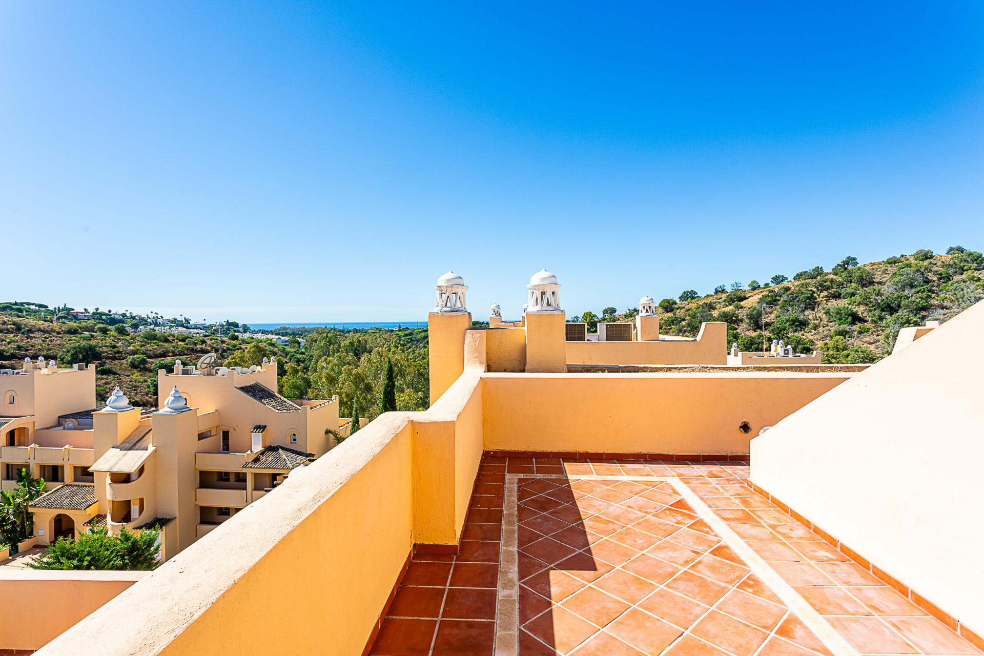 Turnkey 3-Bed Penthouse with Terrace & Pool in Marbella Este - Elviria — Marbella Este - Elviria