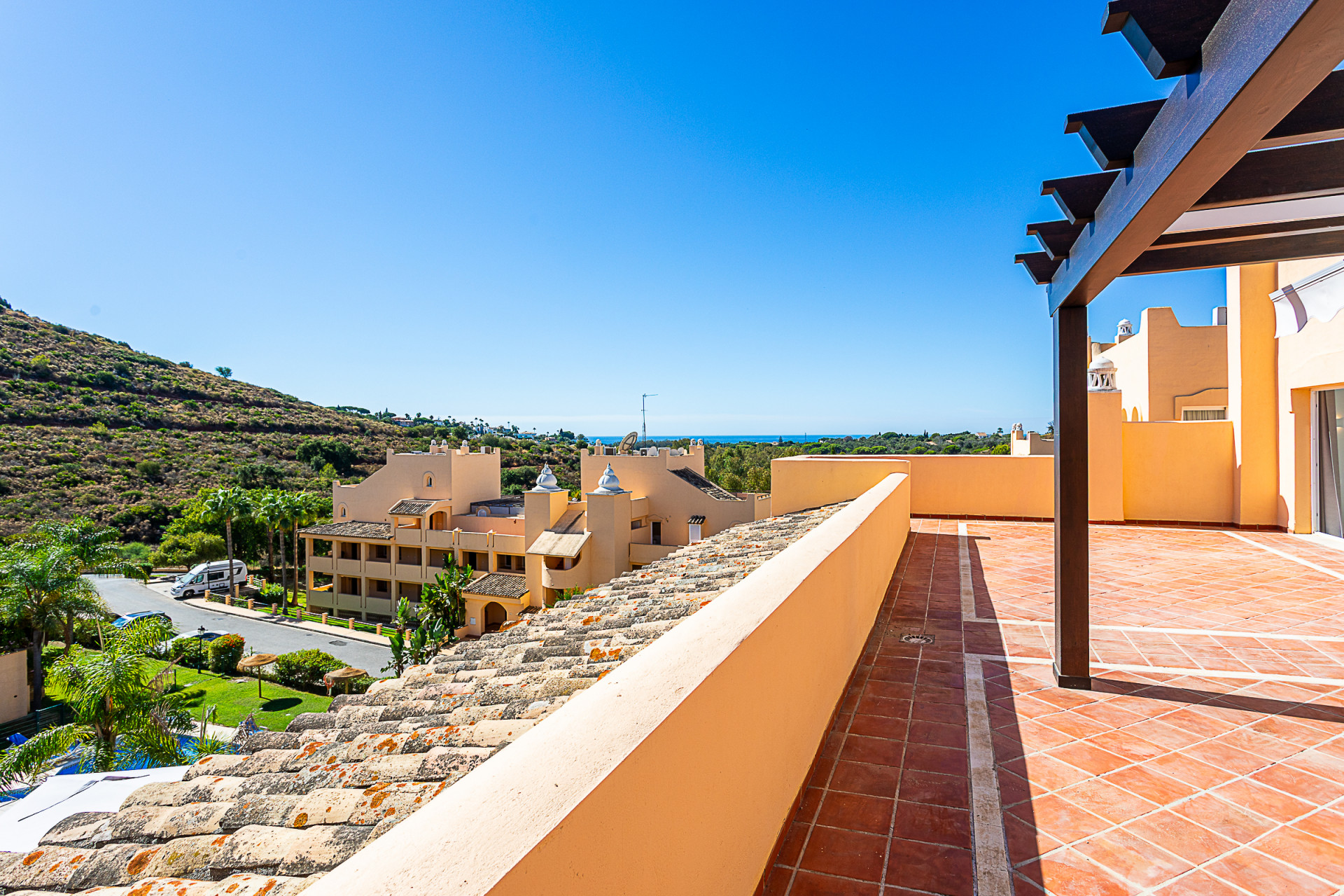 Turnkey 3-Bed Penthouse with Terrace & Pool in Marbella Este - Elviria — Marbella Este - Elviria