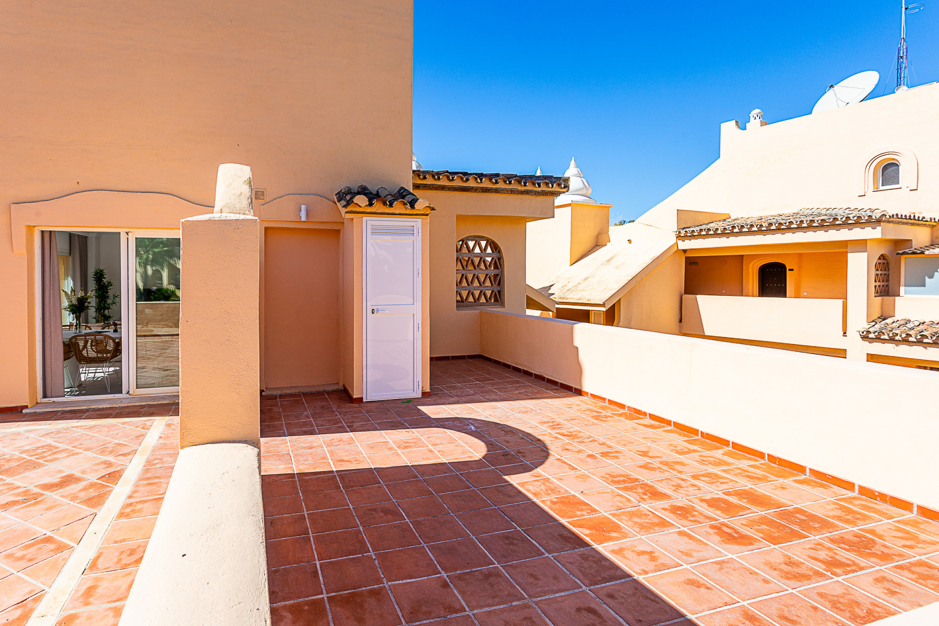 Turnkey 3-Bed Penthouse with Terrace & Pool in Marbella Este - Elviria — Marbella Este - Elviria